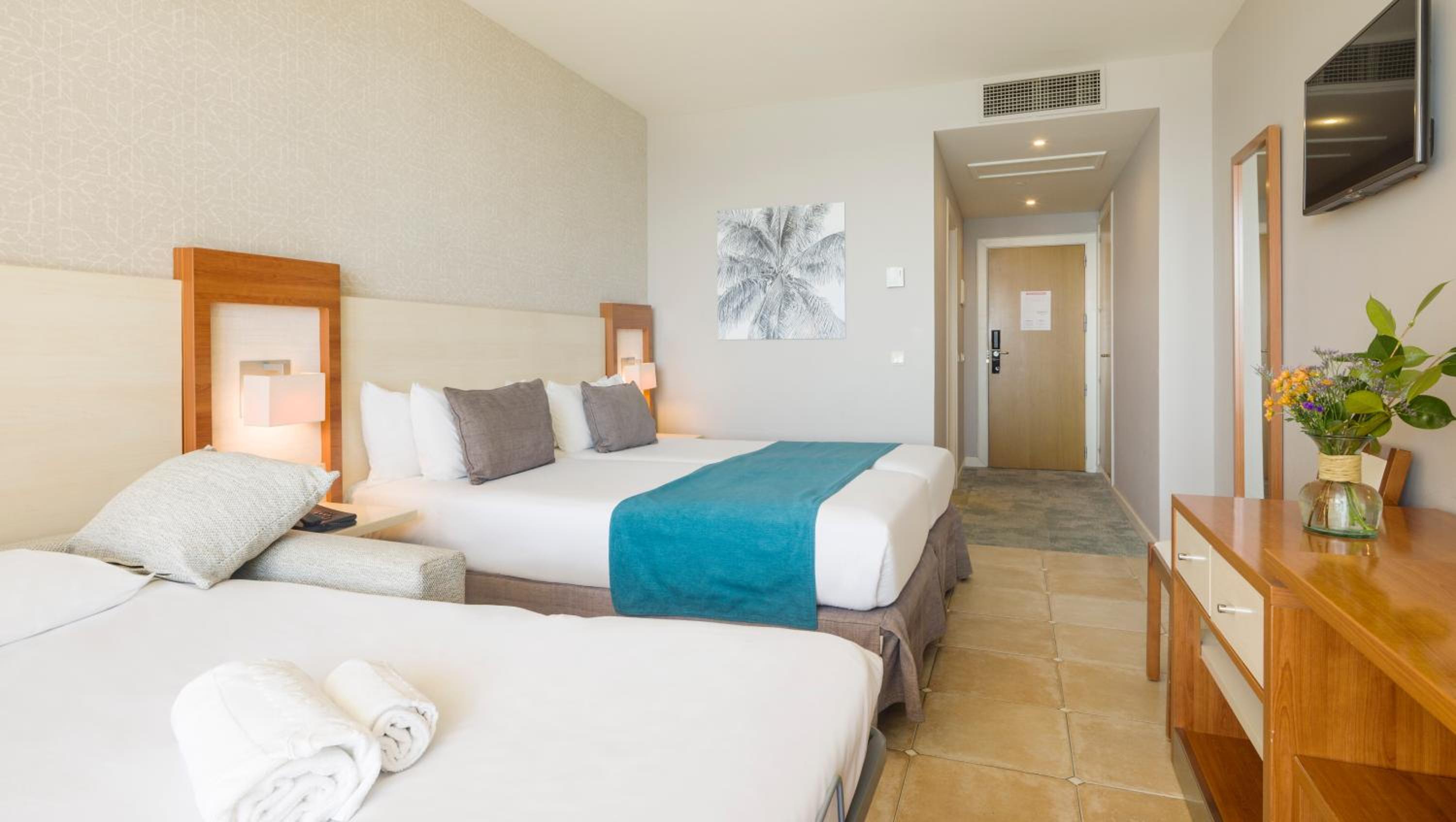 Triple Room with Sea View (2 Adults + 1 Child) - Photo 2
