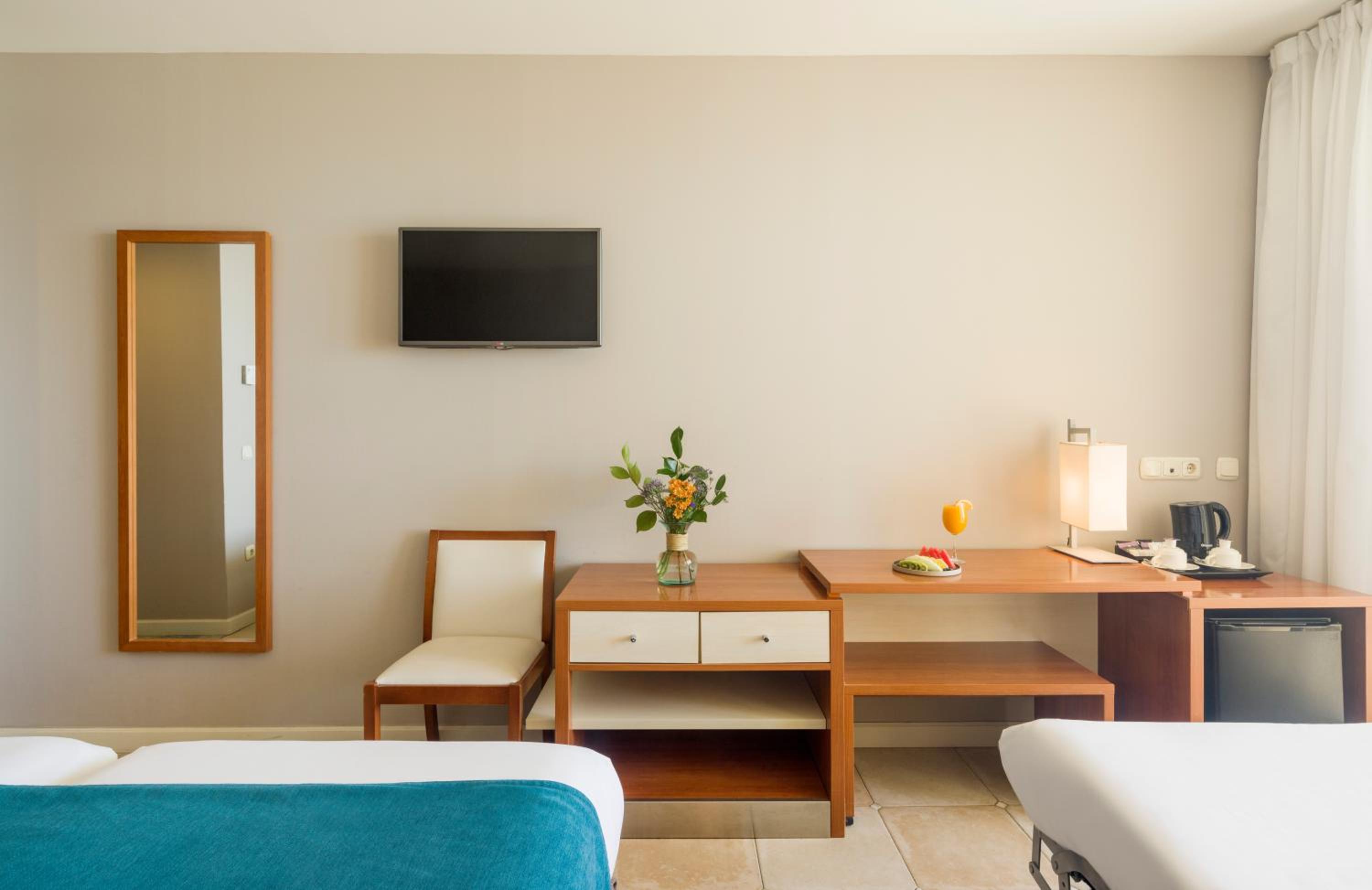 Triple Room with Sea View (2 Adults + 1 Child) - Photo 4