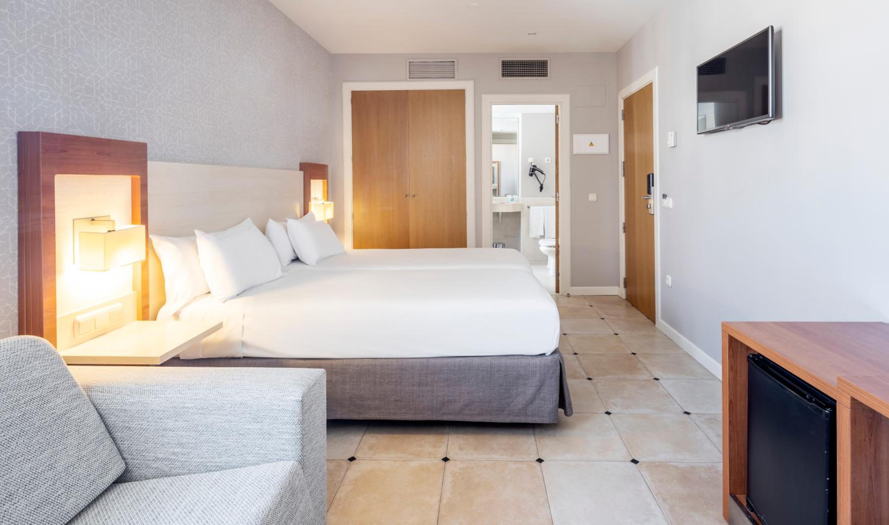 Double or Twin Room - Photo 4
