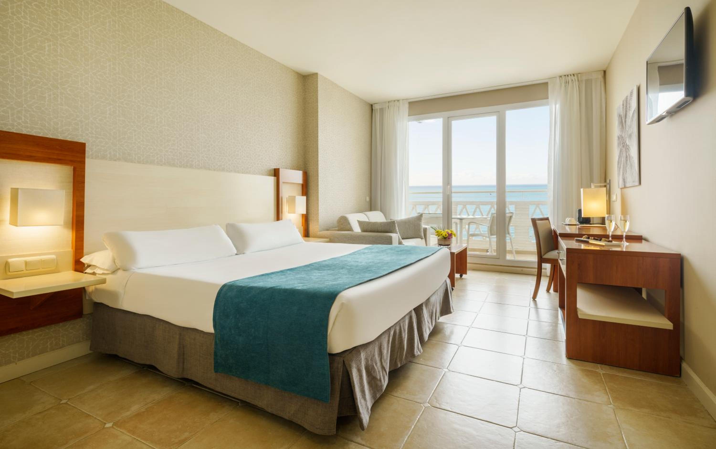 Double or Twin Room with Sea View - Photo 6