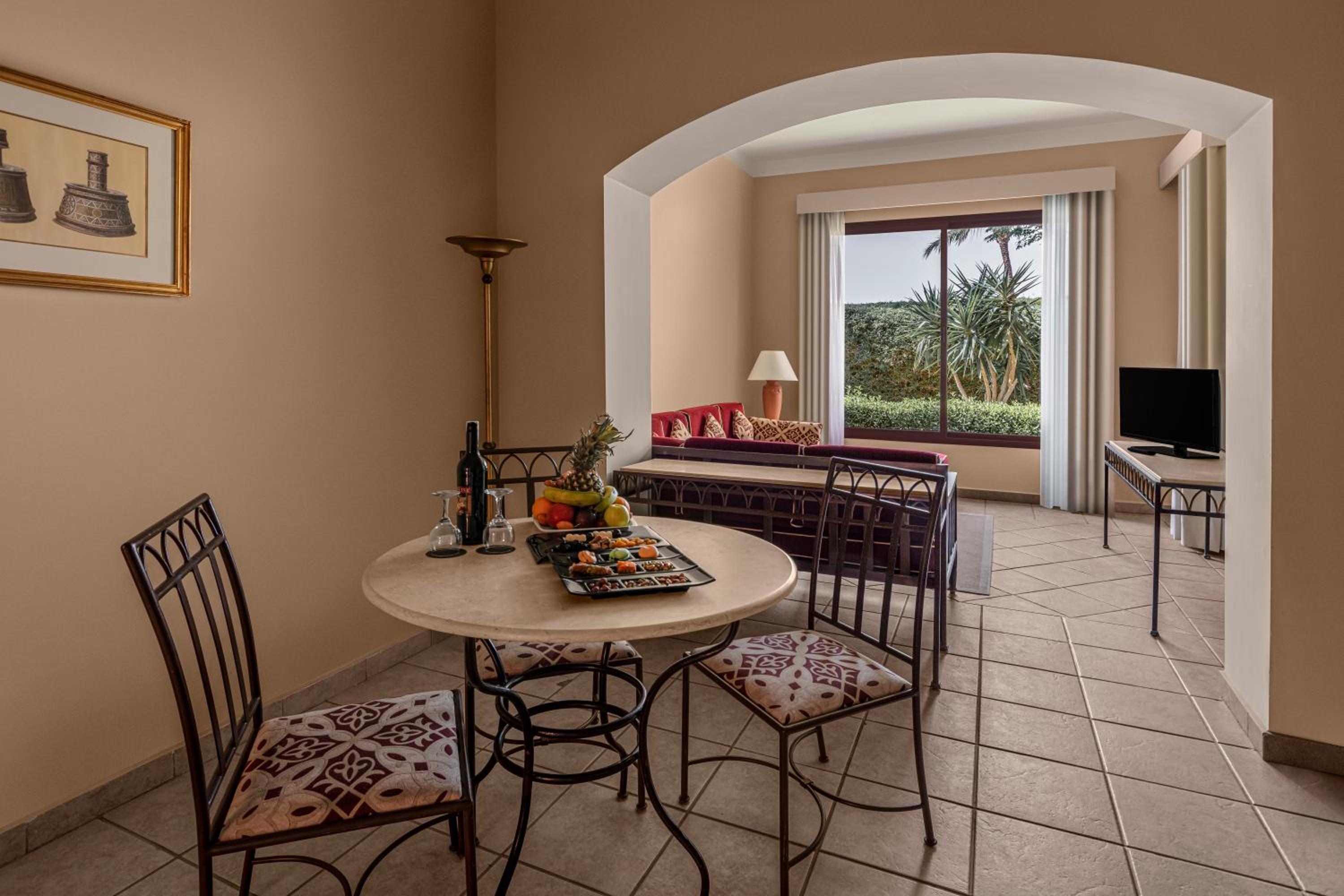 One-Bedroom Apartment Twin beds Garden View photo 2