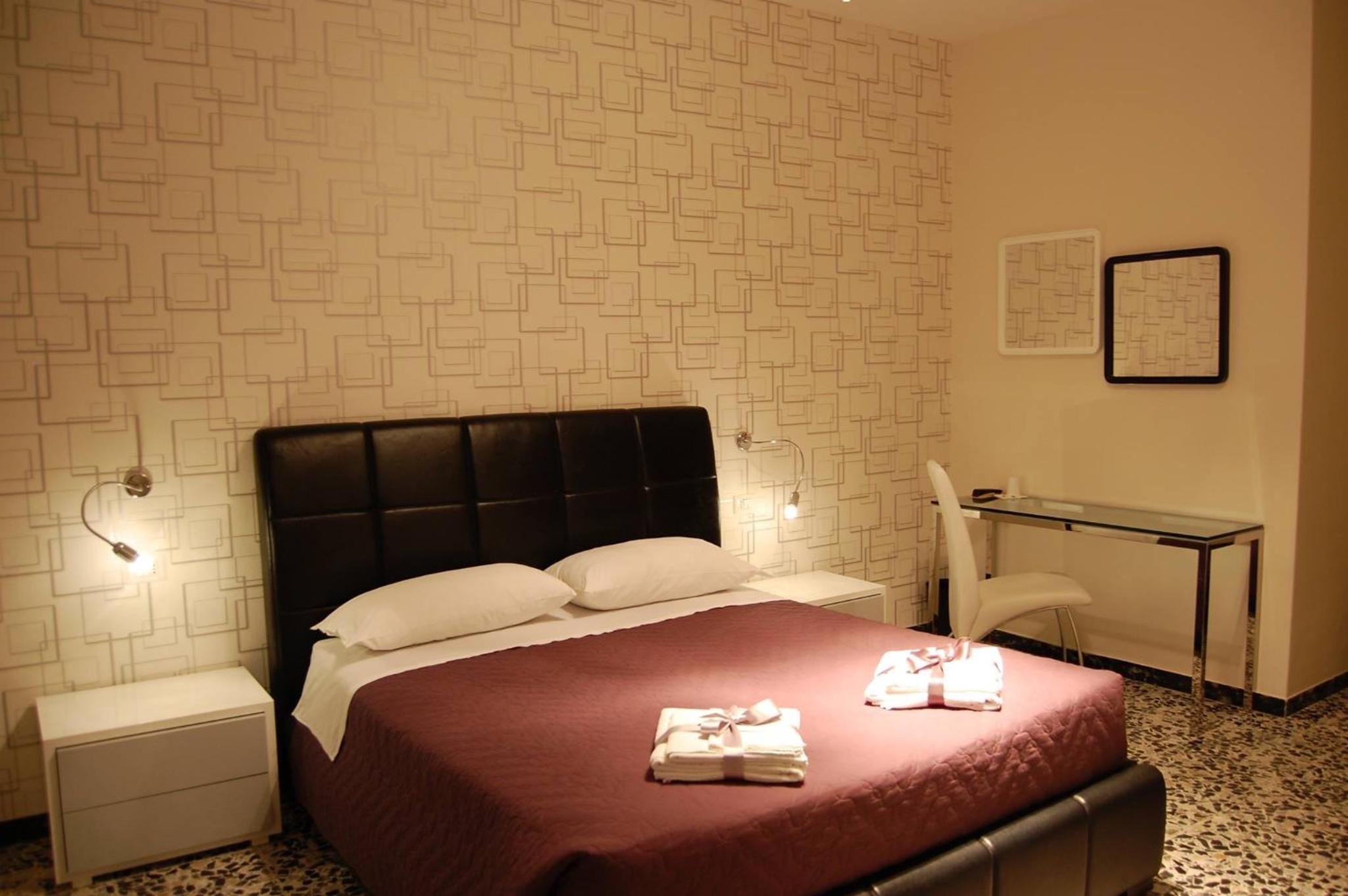 Double Room with Private Bathroom - Photo 9