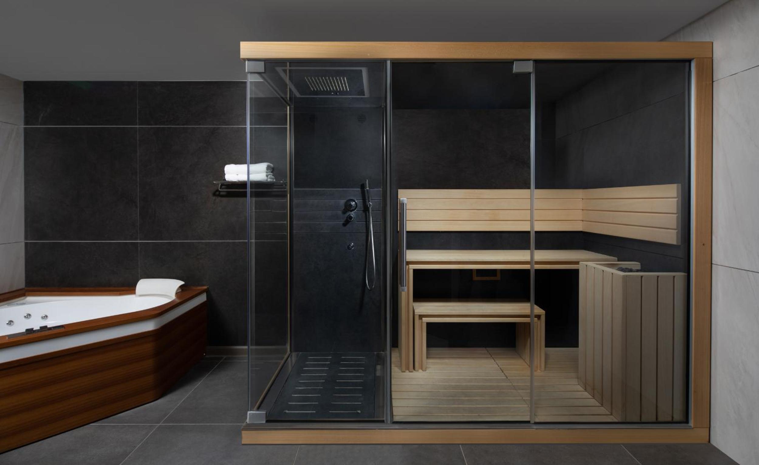 Suite with Spa Bath and Sauna Side View photo 1