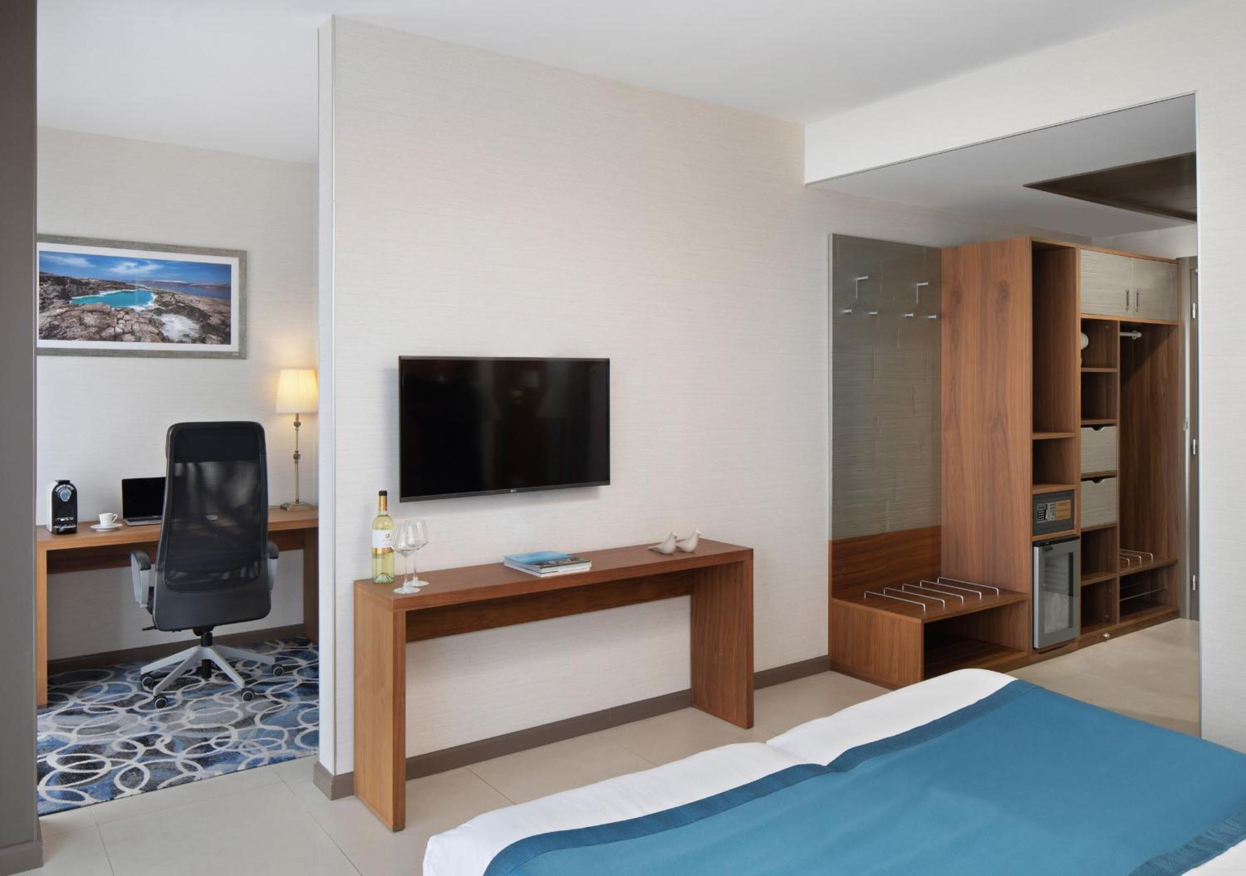 Large Business Double or Twin Room with Side View
