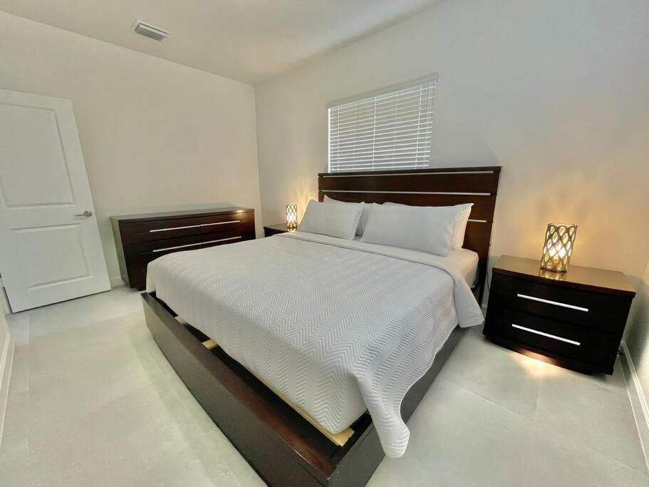 Five-Bedroom House photo 1
