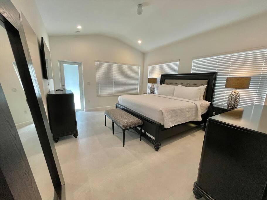 Five-Bedroom House photo 3