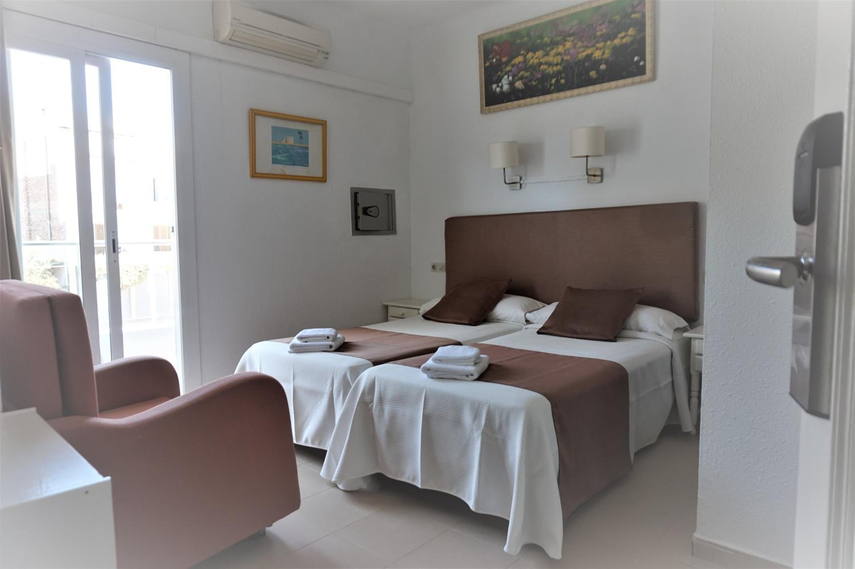 Twin Room with Extra Bed photo 3