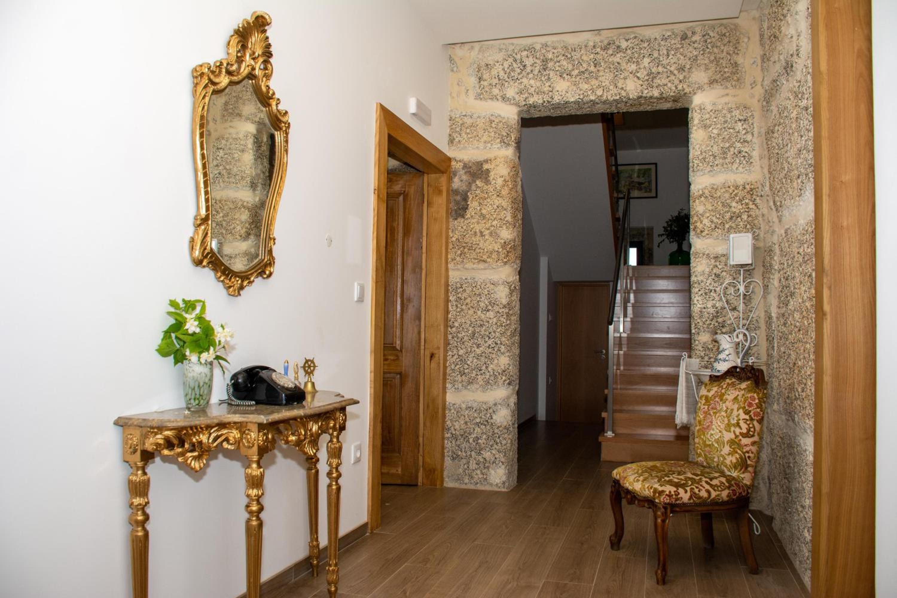 Five-Bedroom House photo 1