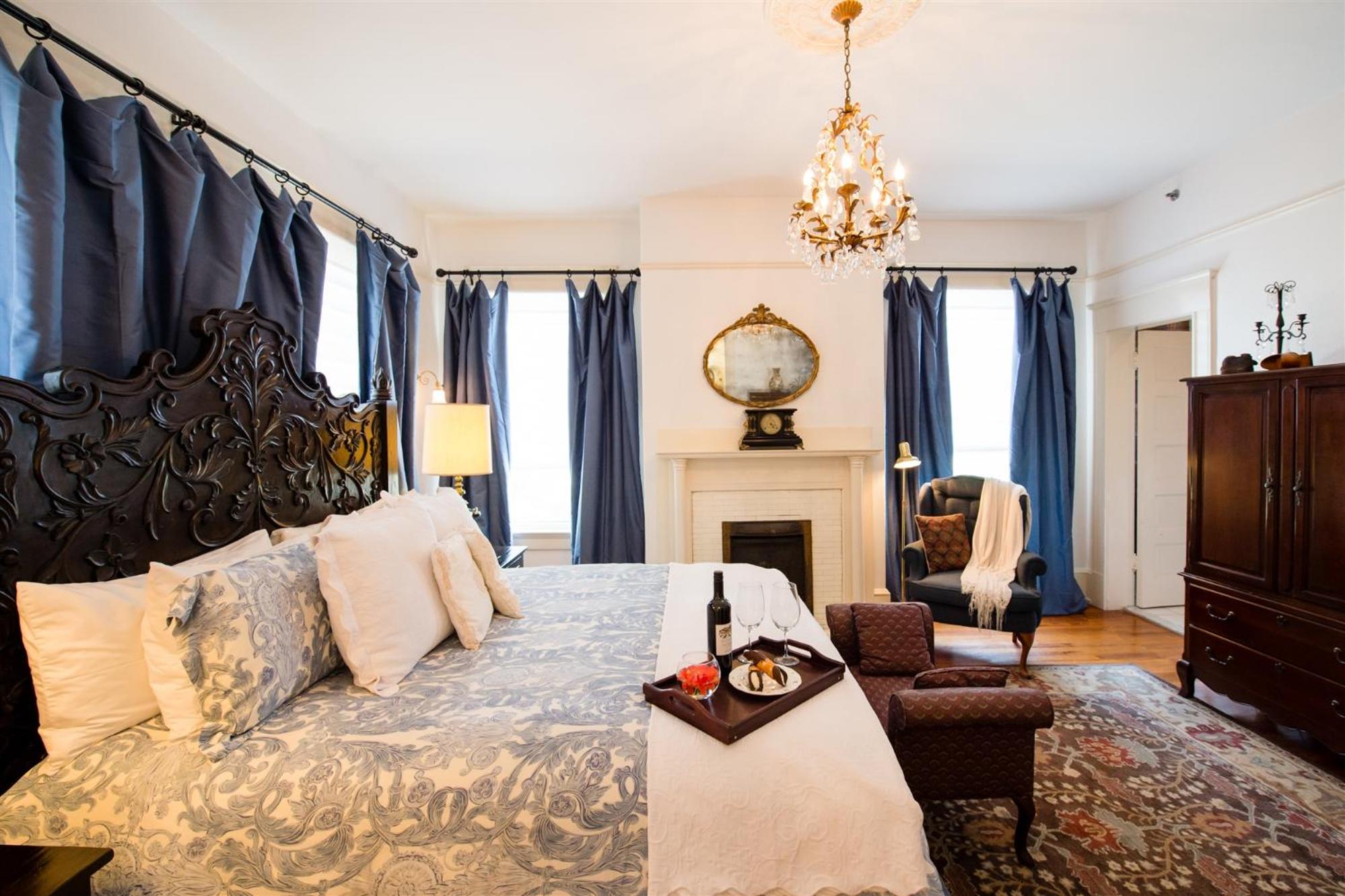 King Suite with Balcony photo 2