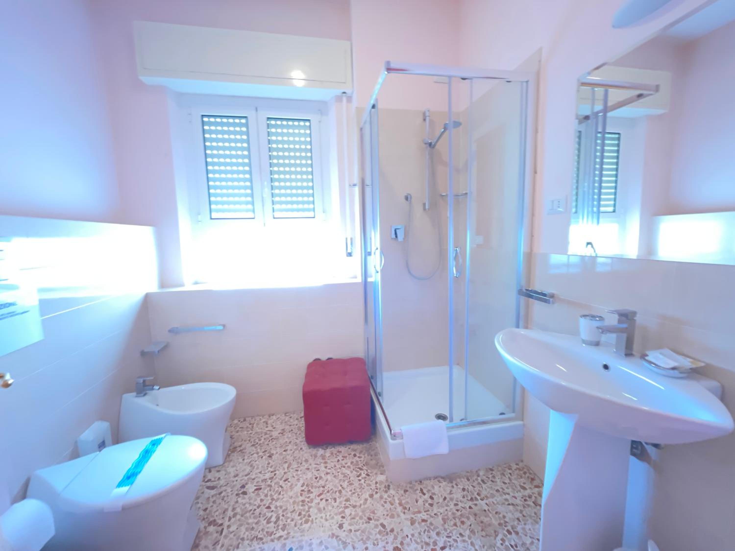 Double Room with Private Bathroom - Photo 4