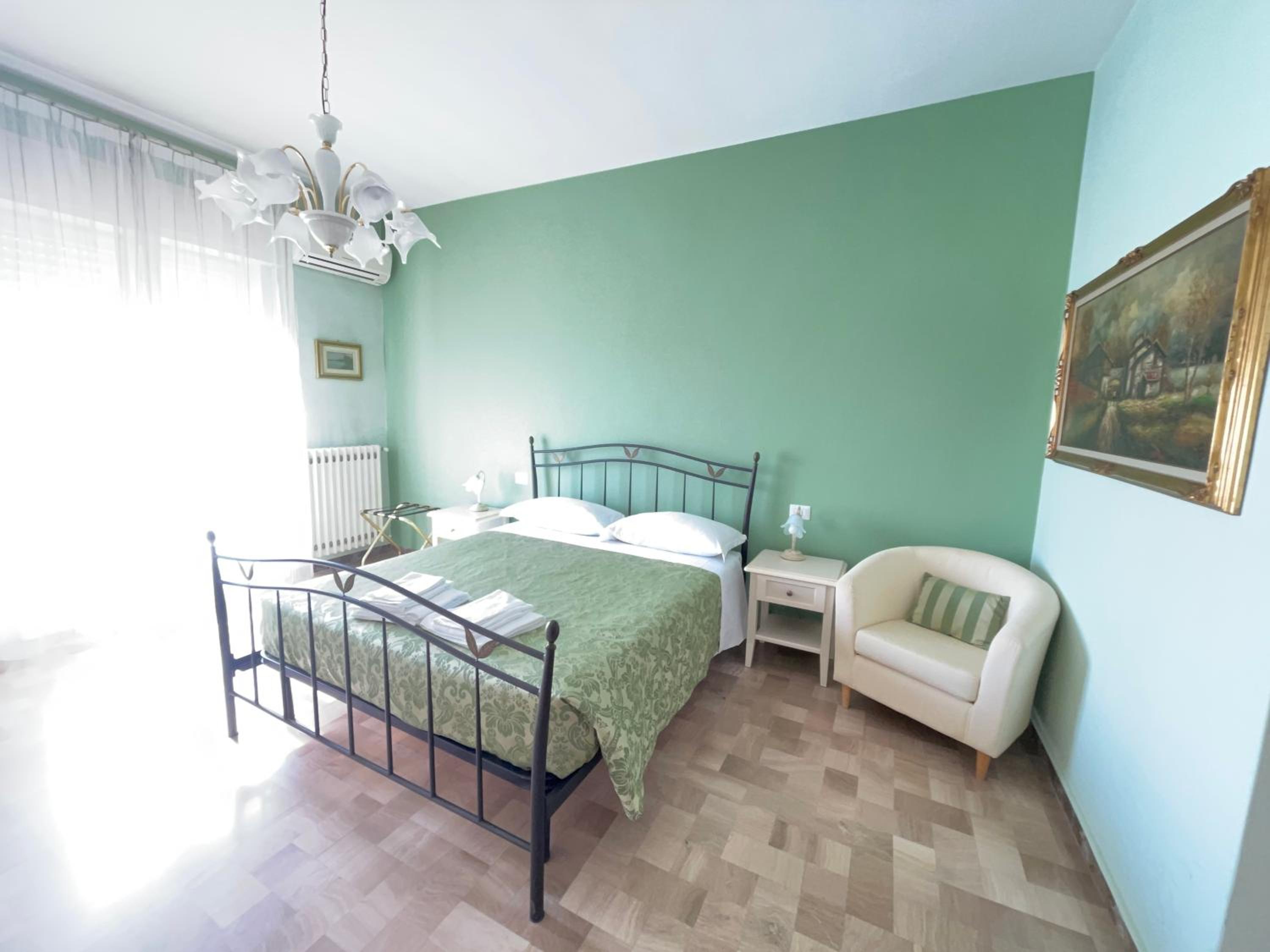 Double Room with Private Bathroom - Photo 11