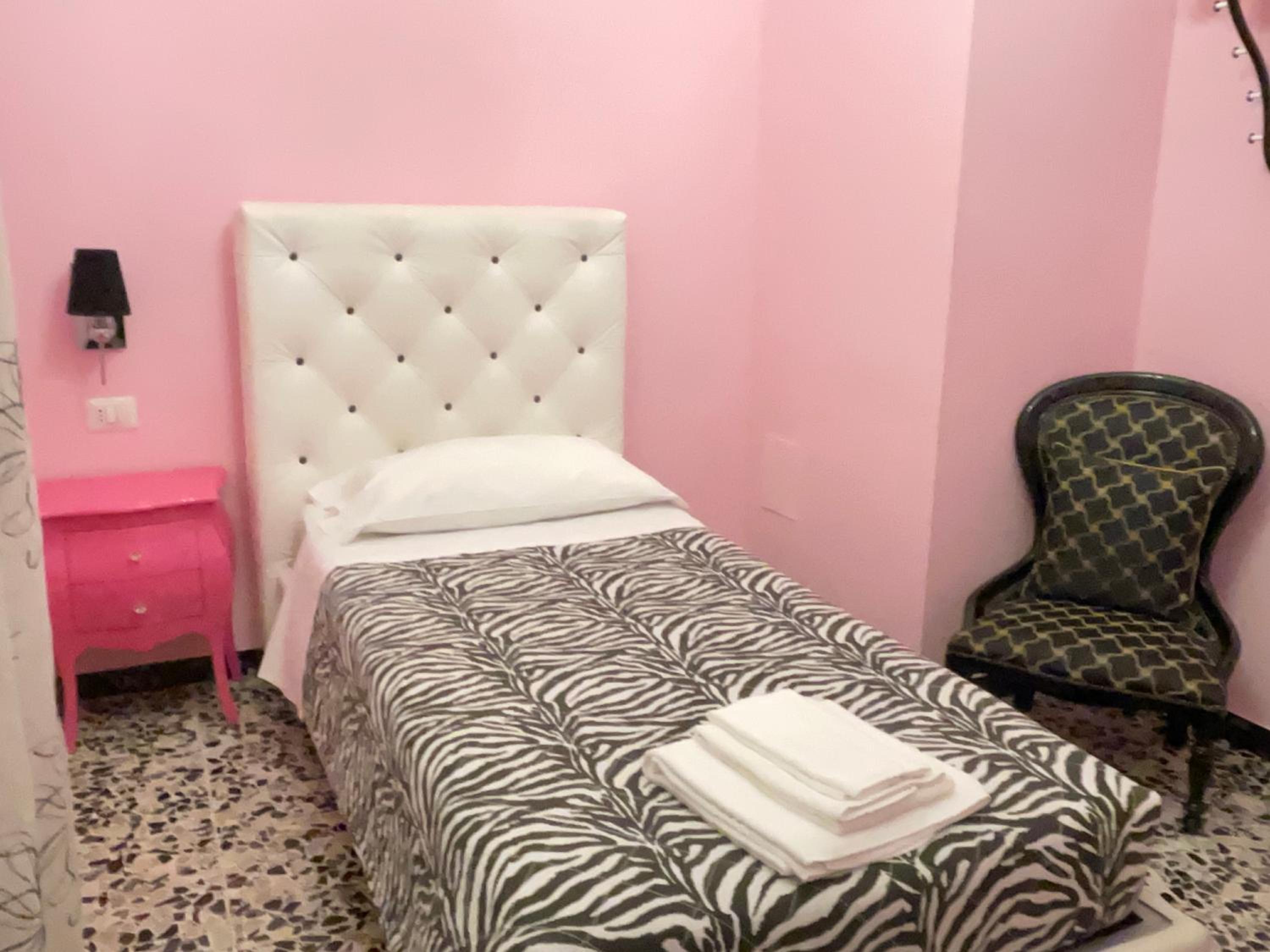 Single Room with Private Bathroom photo 2