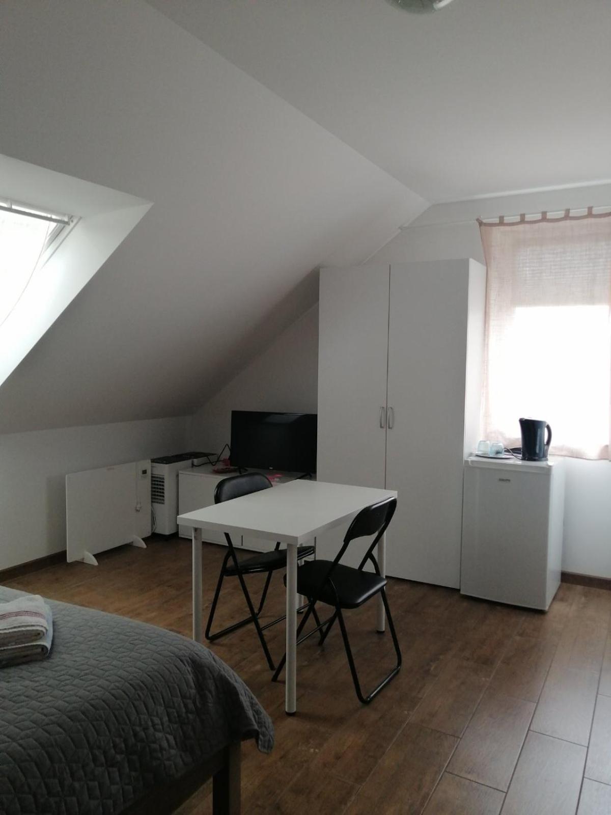 Double Room - Photo 8
