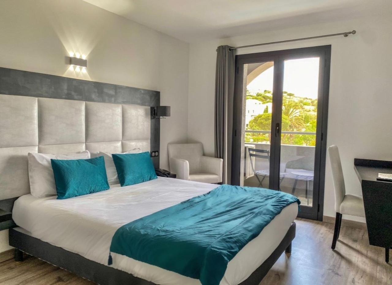 Double Room with Pool View - Photo 1