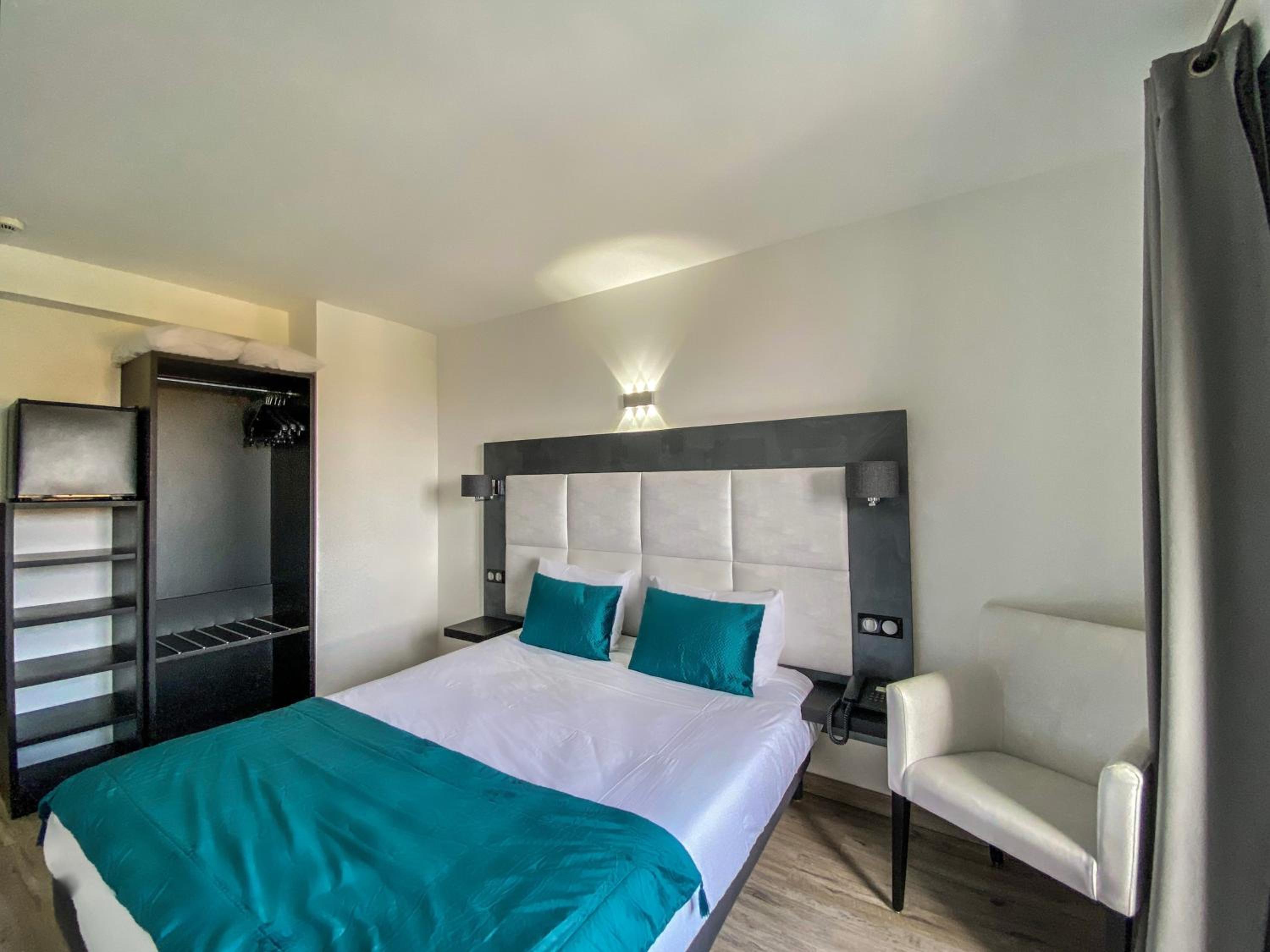 Double Room with Pool View - Photo 2