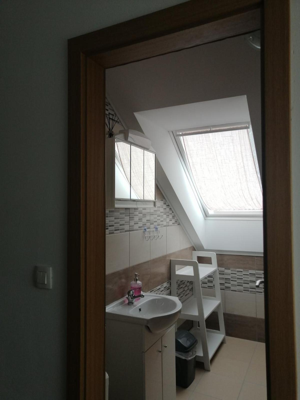 Double Room with Private Bathroom - Photo 4
