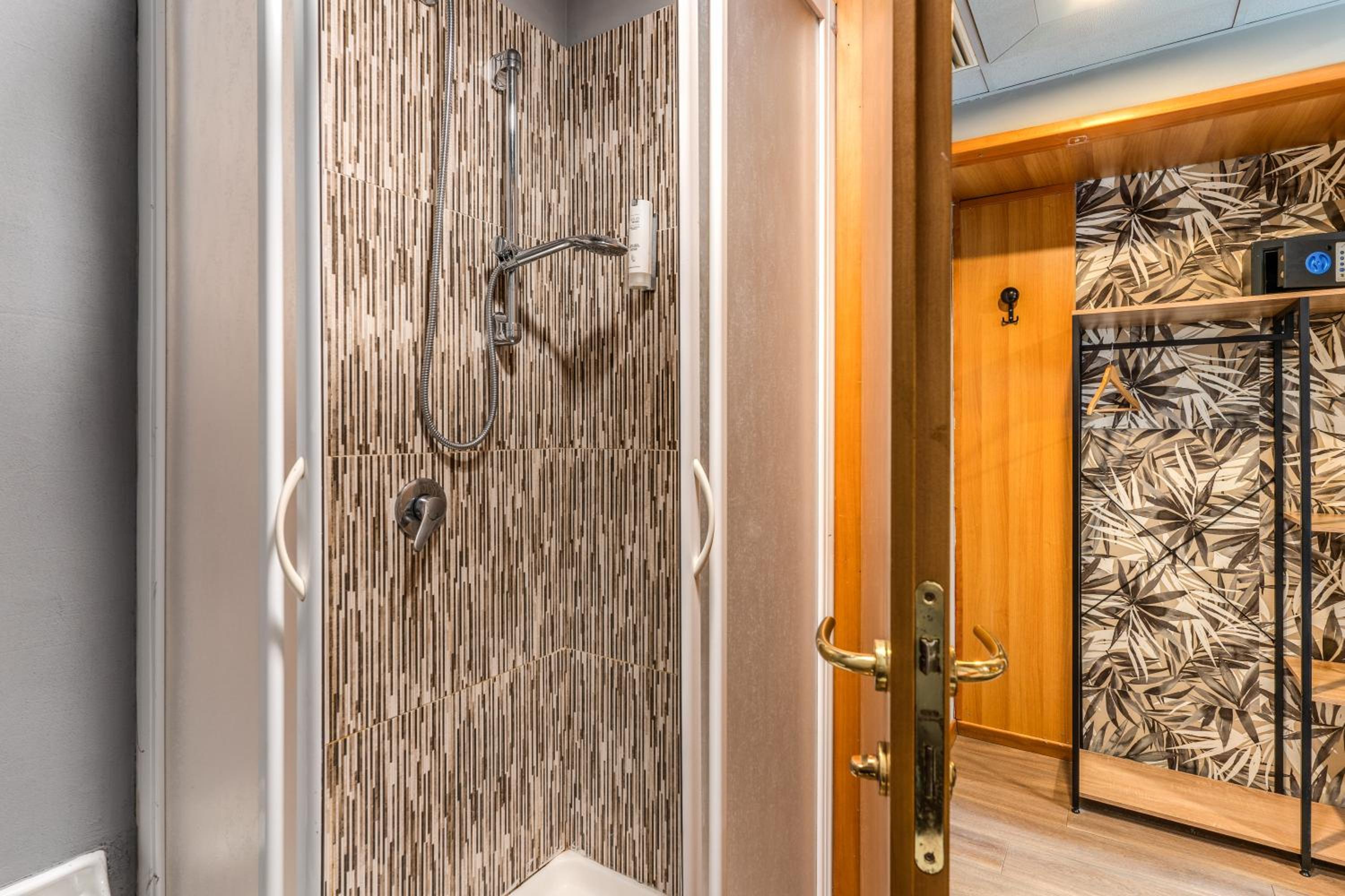 Standard Double or Twin Room photo 2