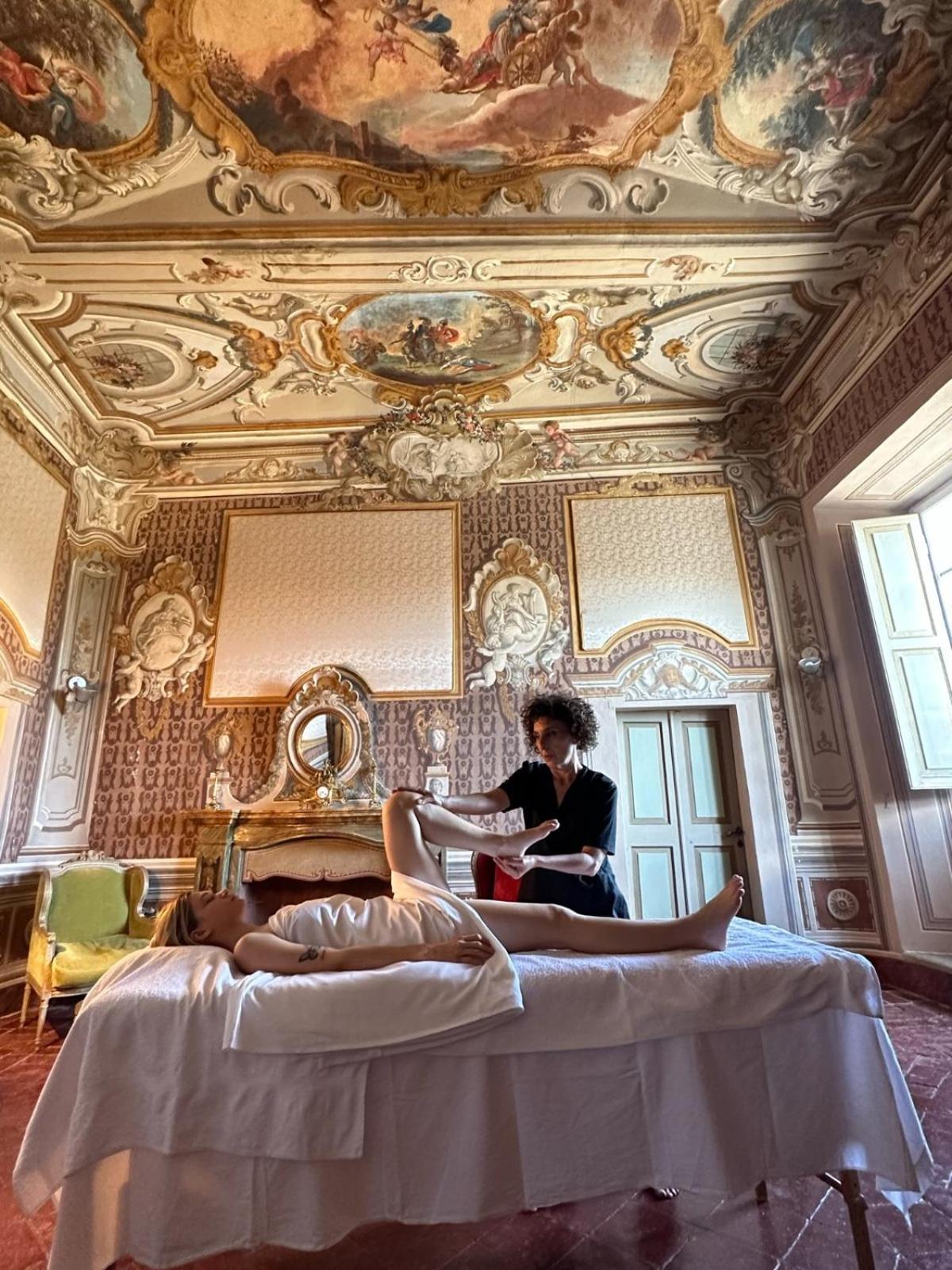 Deluxe King Suite - Photo 9