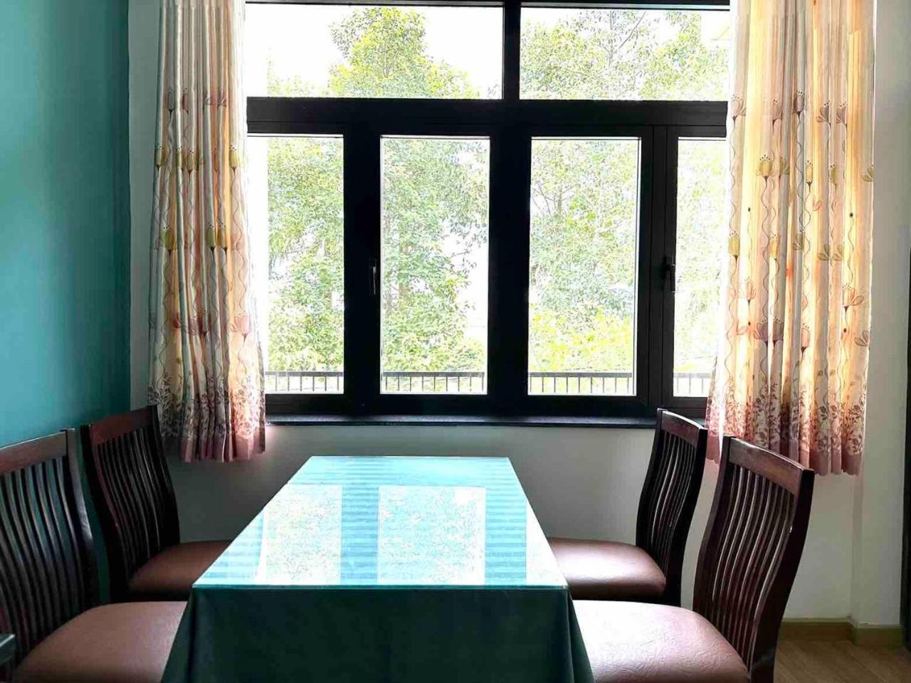 Apartment with Balcony photo 2