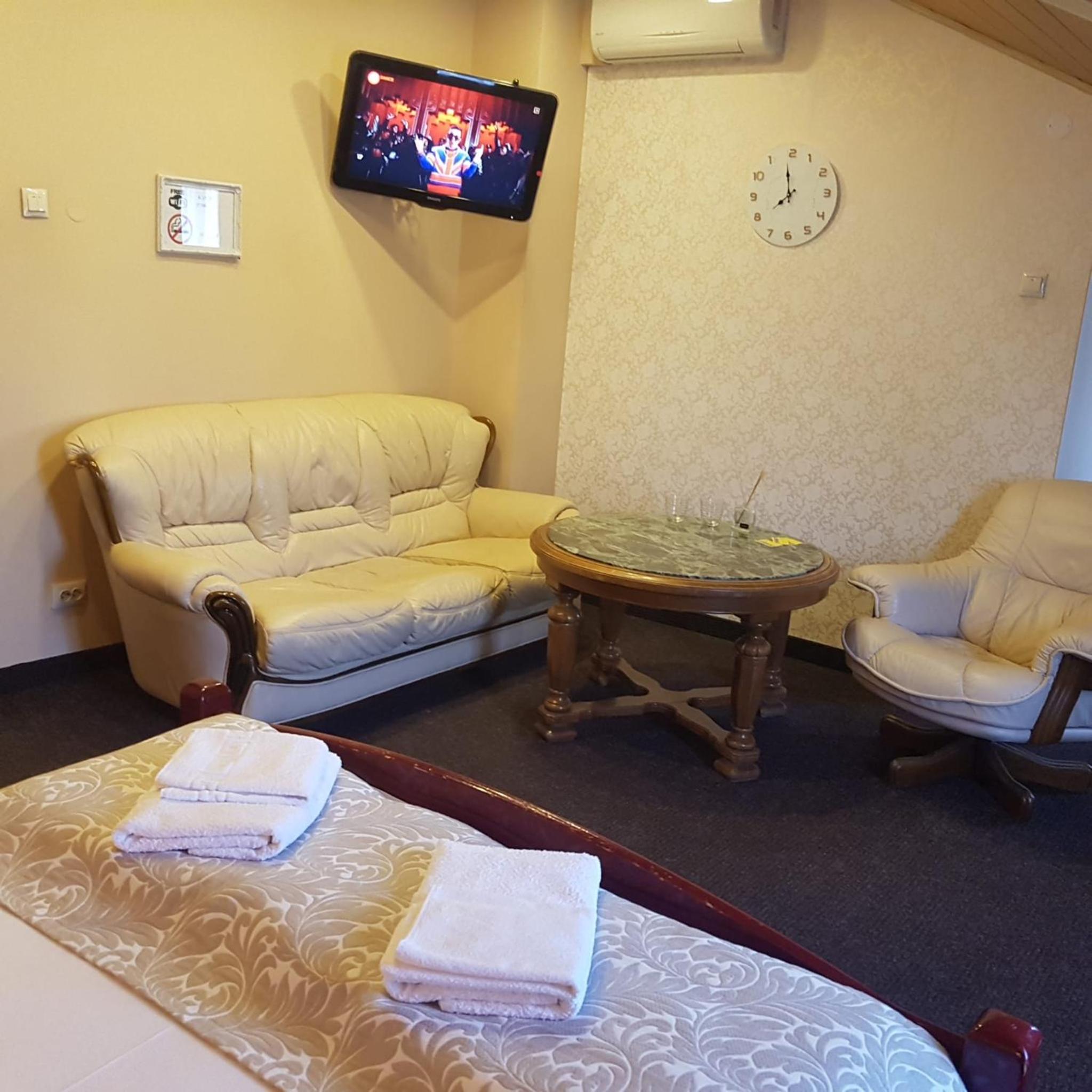 Standard Double Room - Photo 7