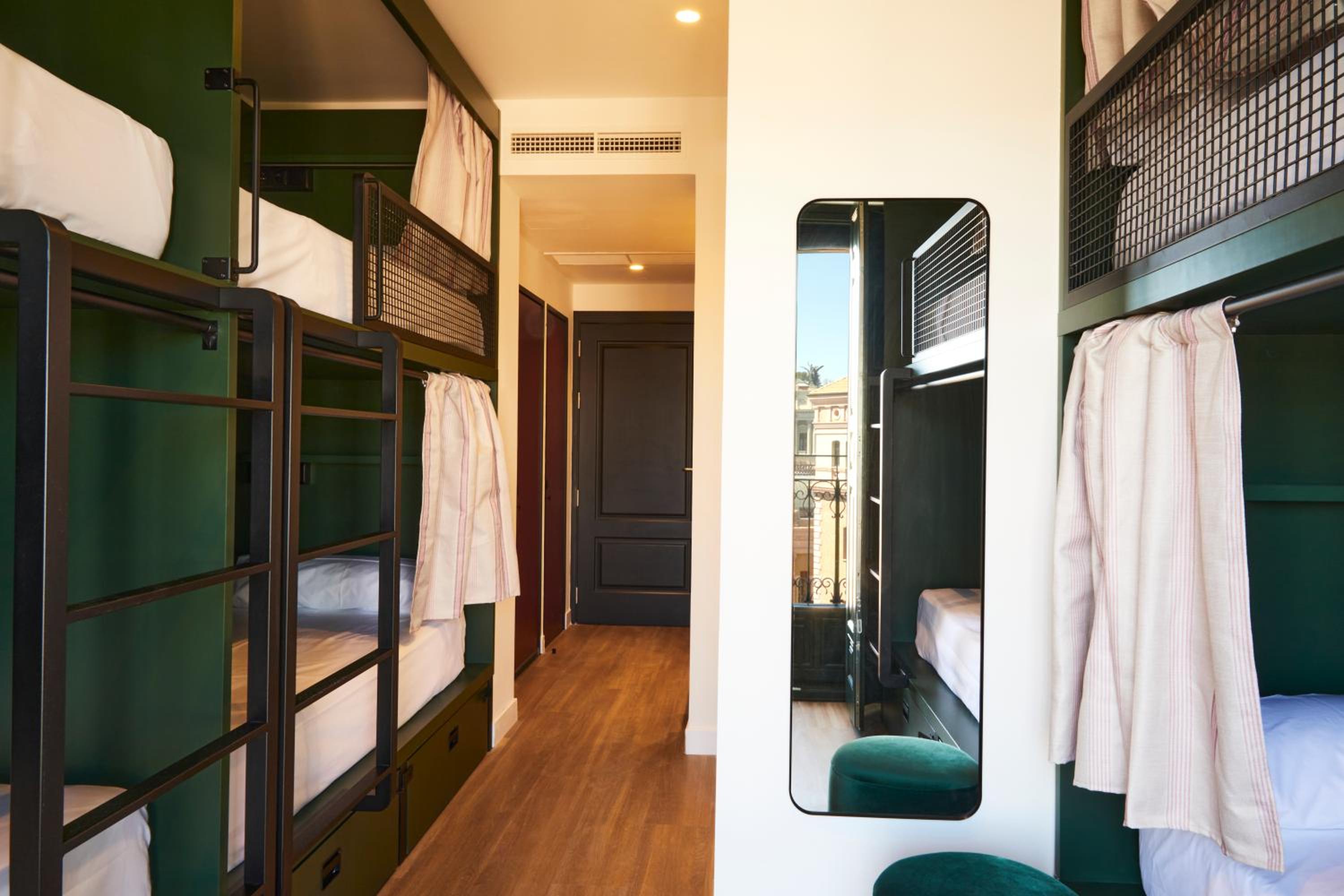 Cama en Habitación Compartida Femenina de 6 Camas