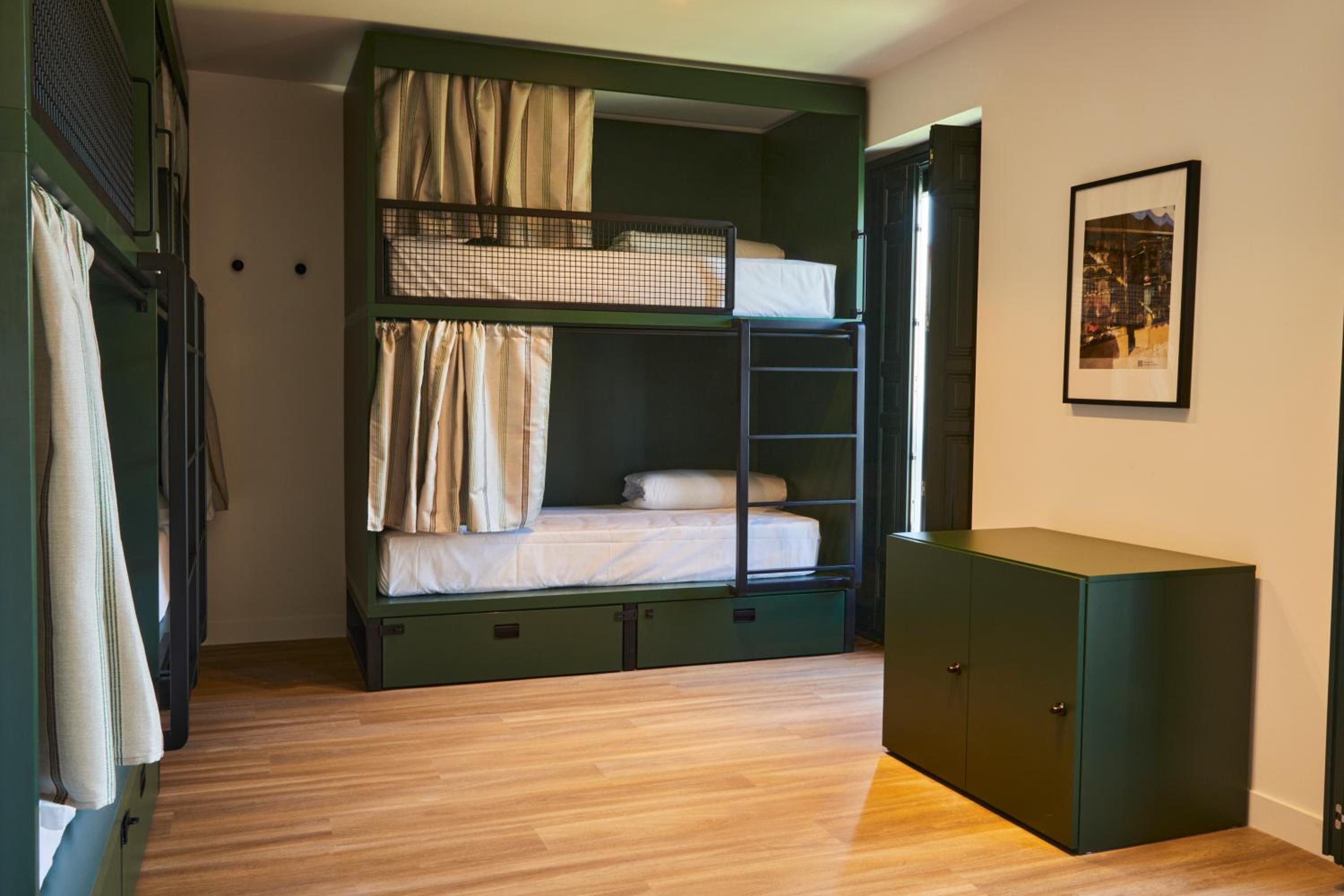 Cama individual en habitación compartida de 6 camas.