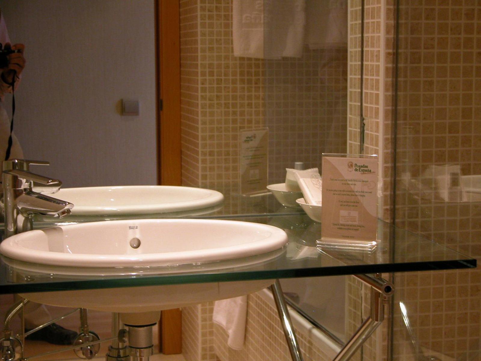 Double or Twin Room with Parking and Wifi 