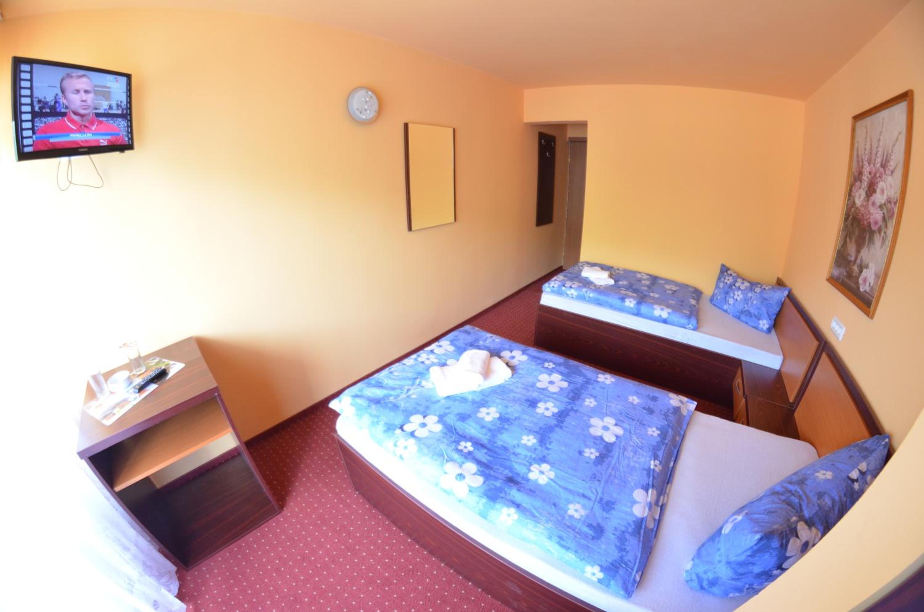 Twin Room with Balcony - Photo 2