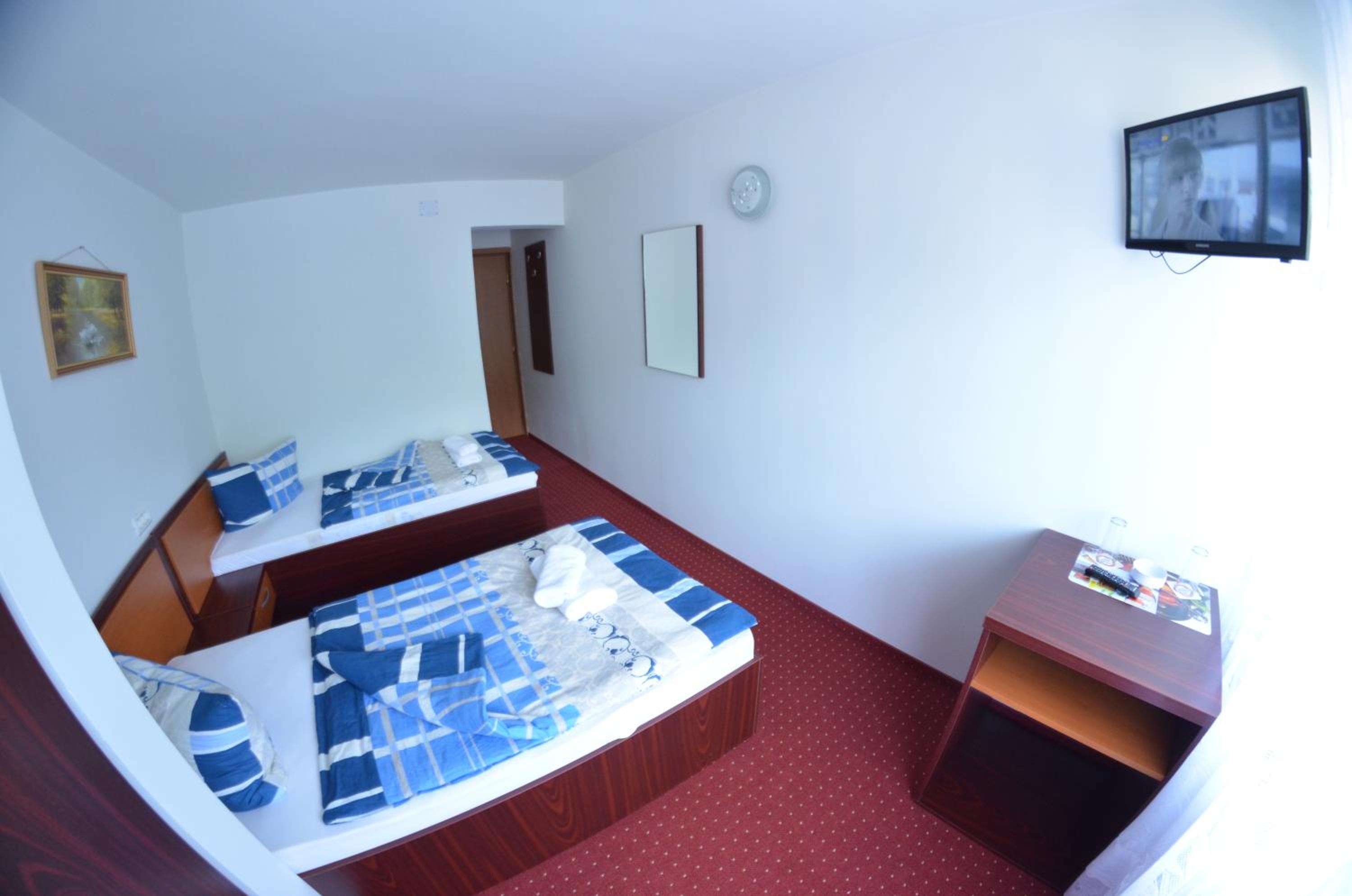 Twin Room with Balcony - Photo 4