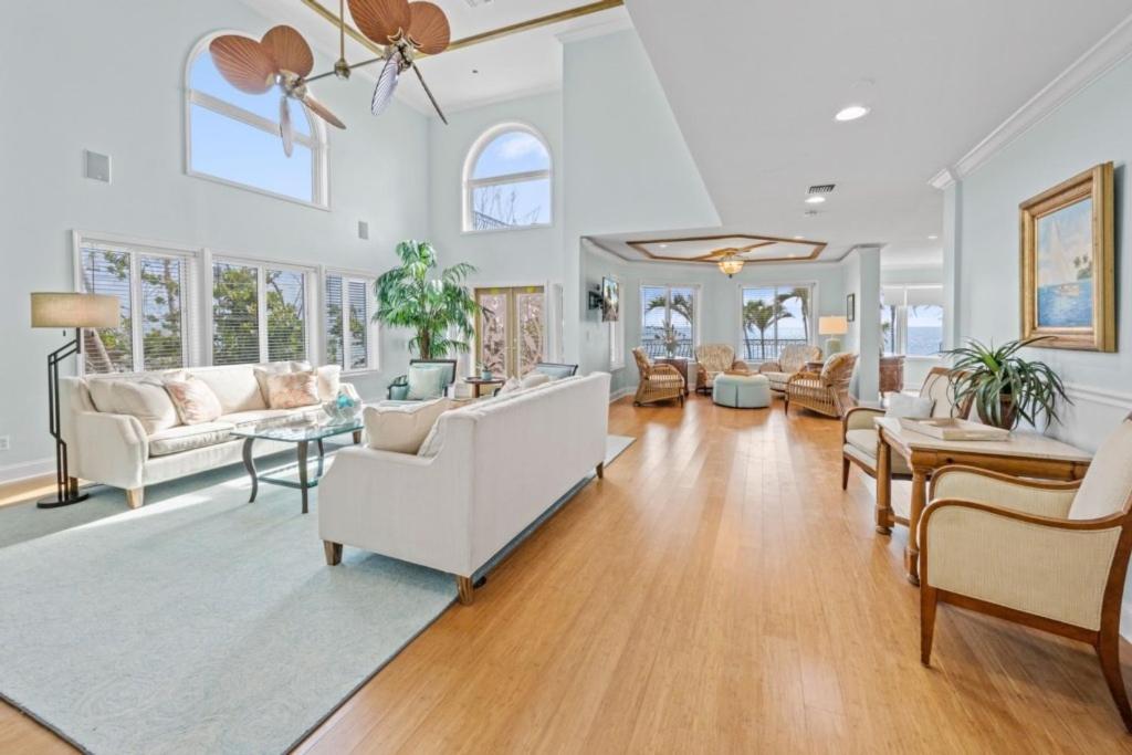 Five-Bedroom House photo 1