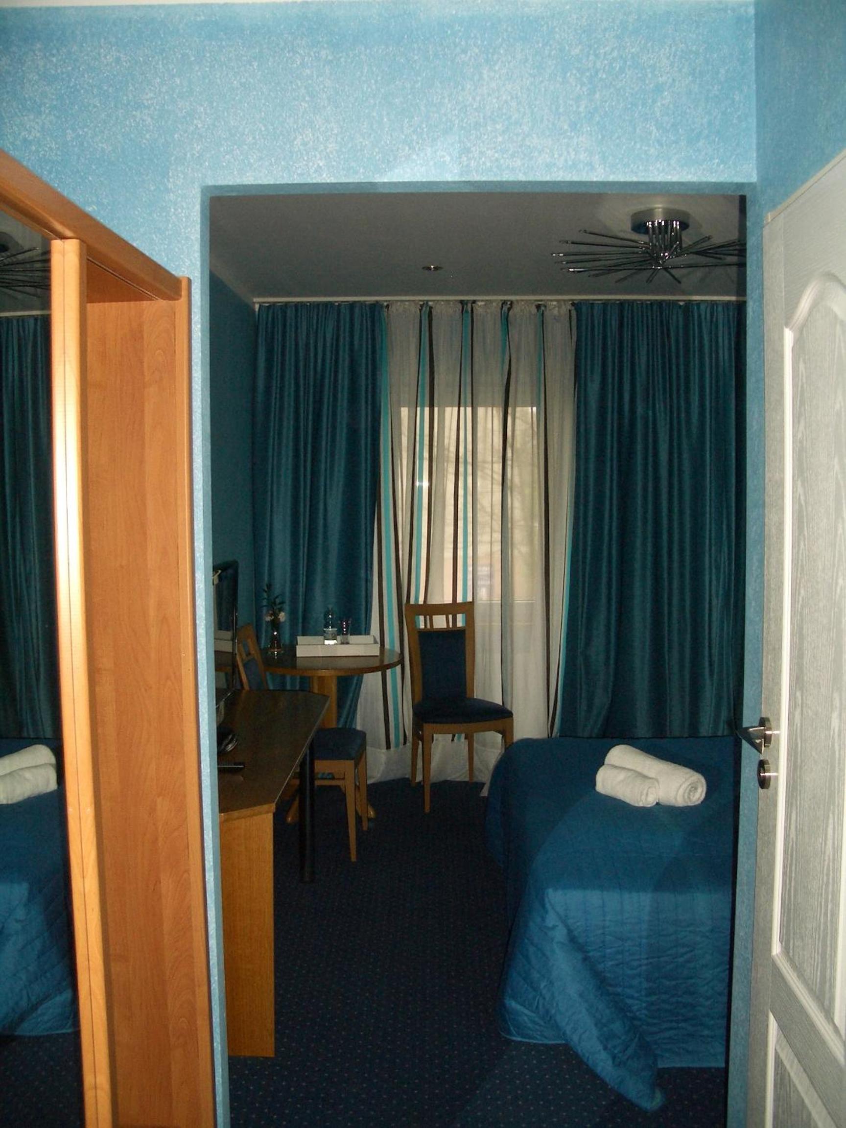 Budget Twin Room photo 2