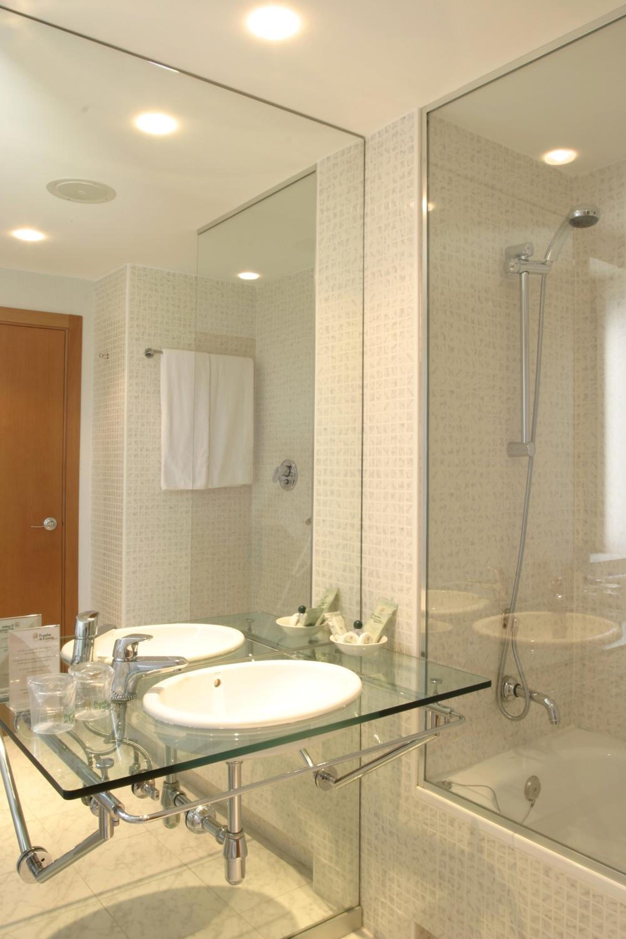 Double or Twin Room with Parking and WiFi Included - Photo 9