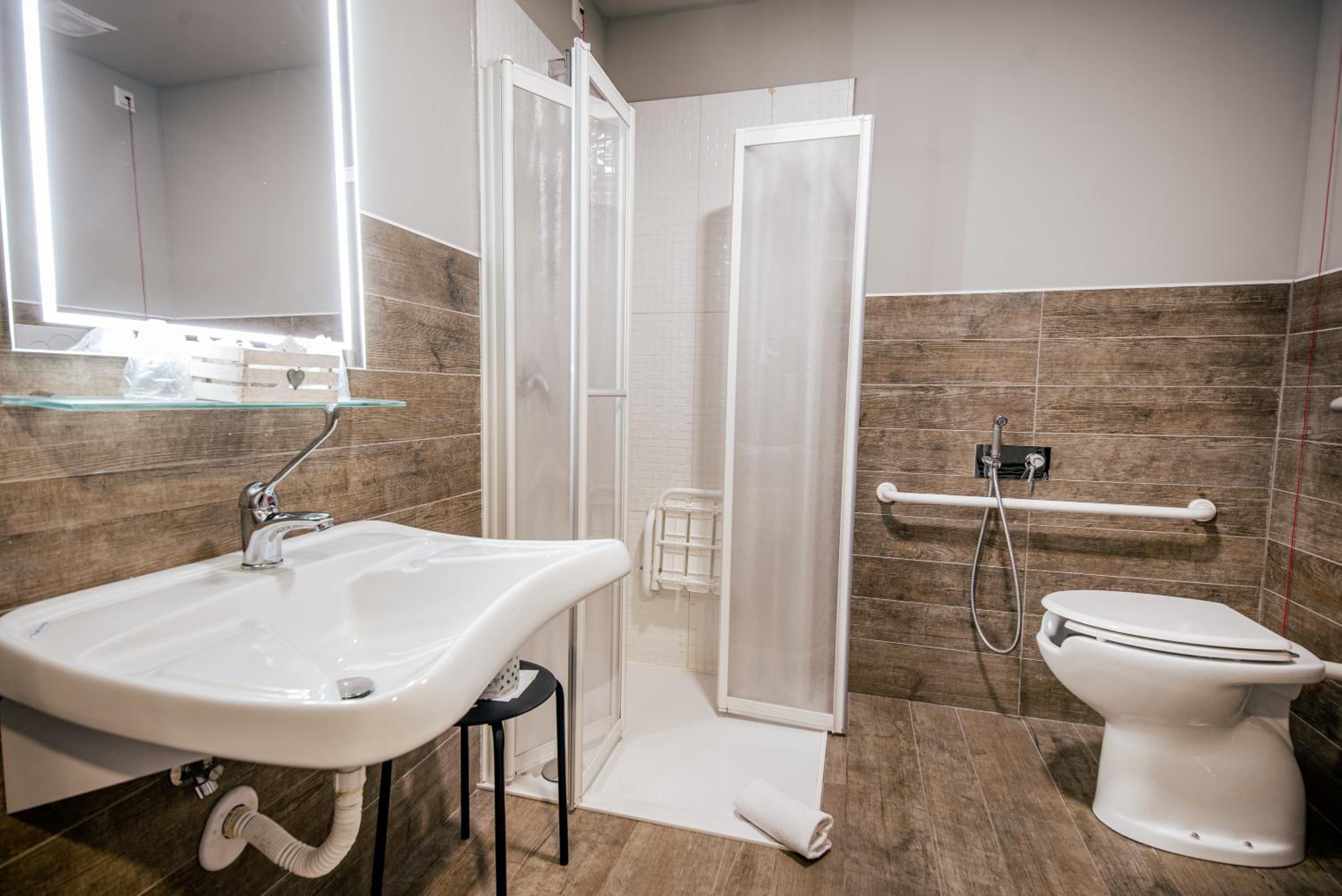 King Room - Disability Access - Photo 3