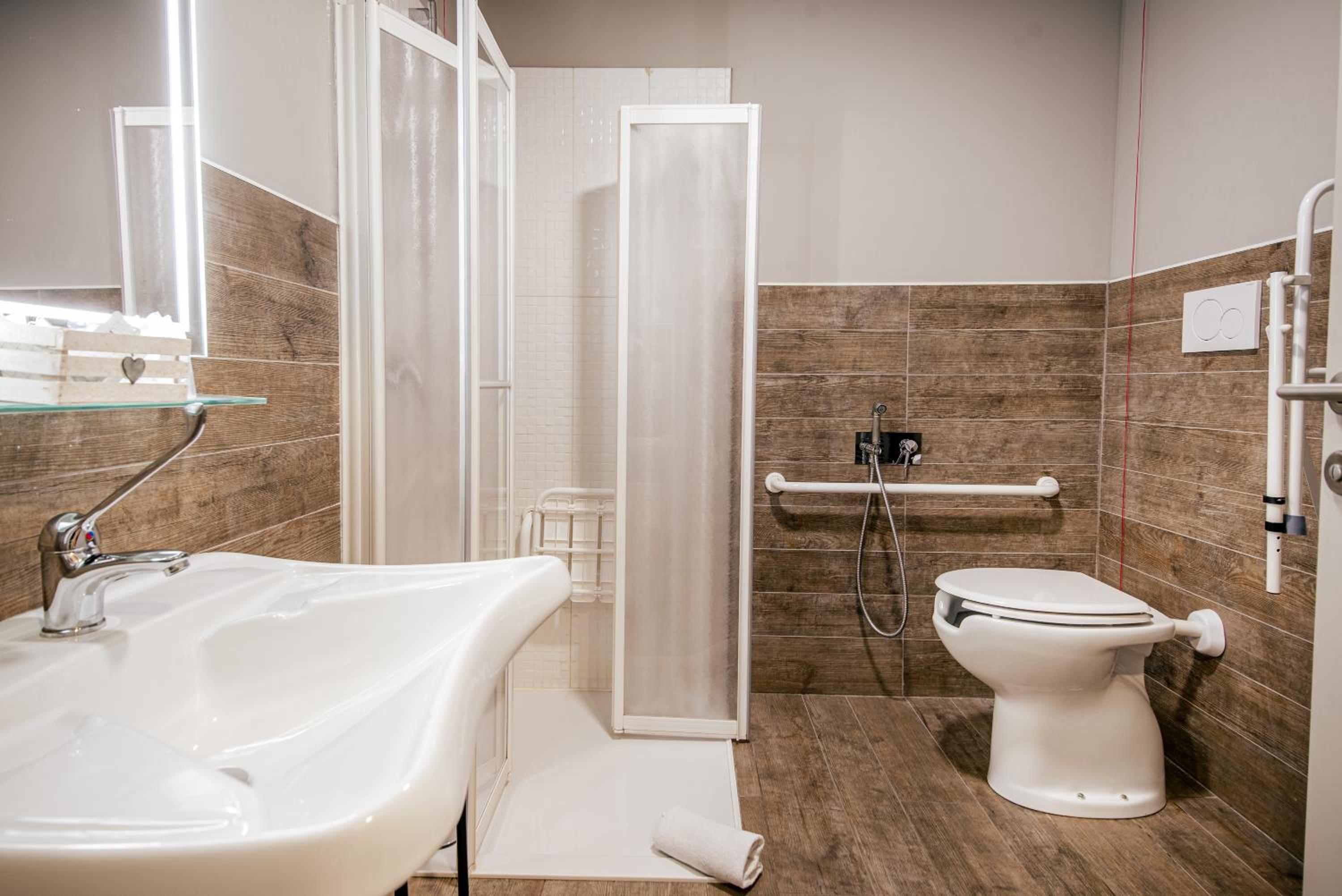 King Room - Disability Access - Photo 6