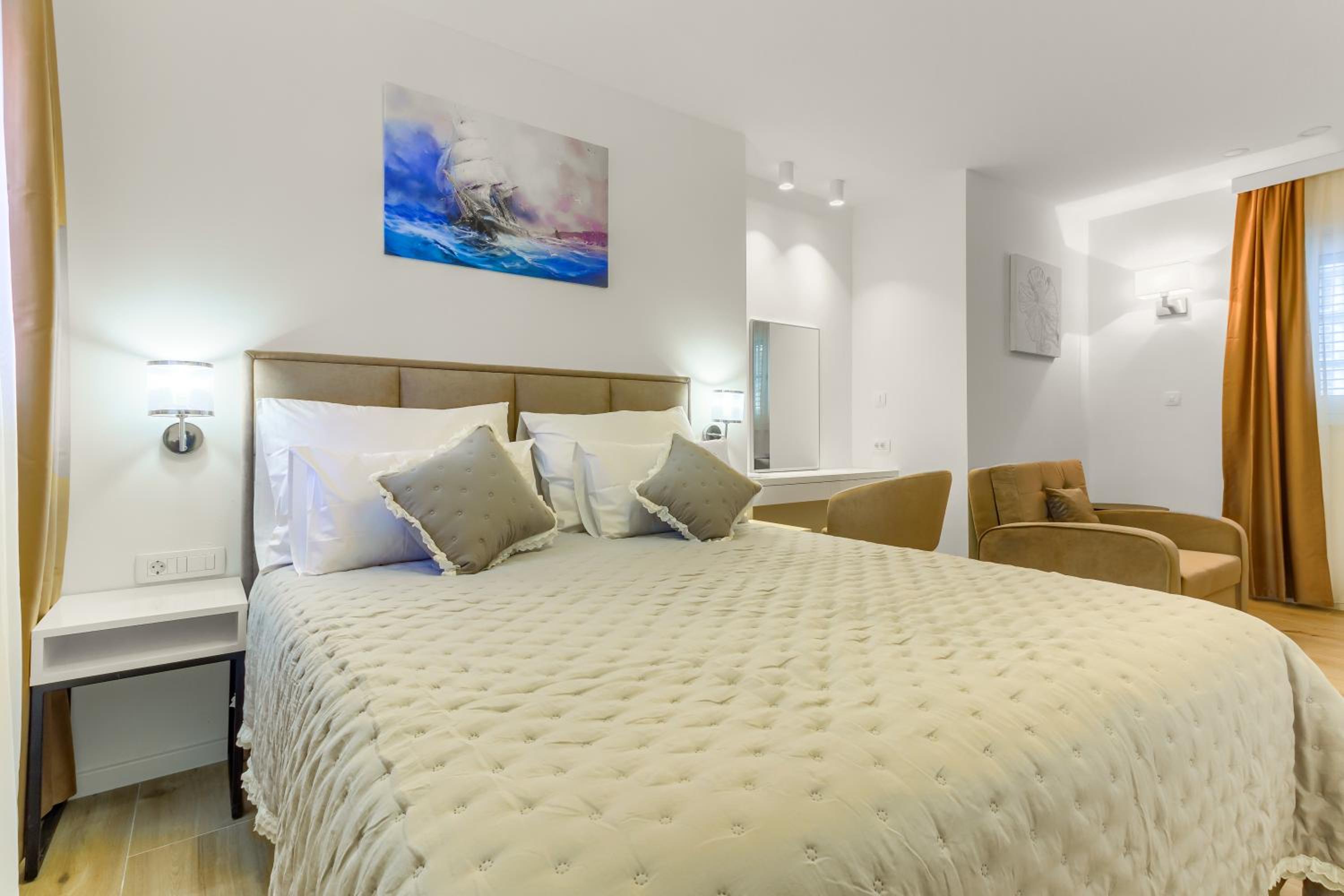 Deluxe Double or Twin Room photo 2