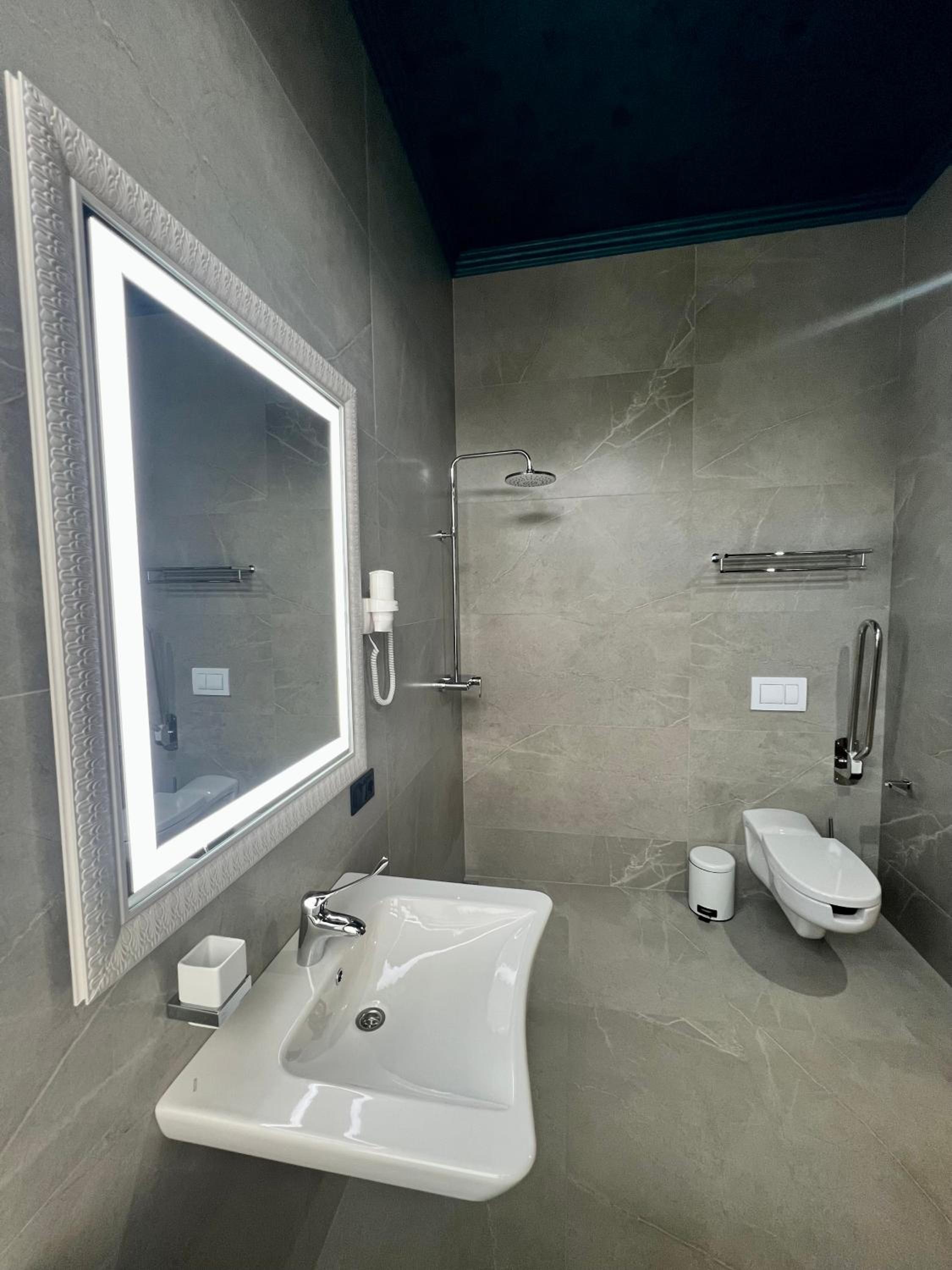 Double Room - Disability Access photo 2