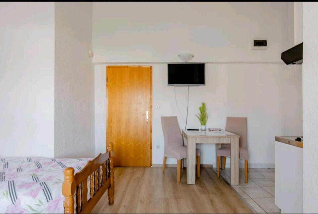 Studio Apartment - Photo 7