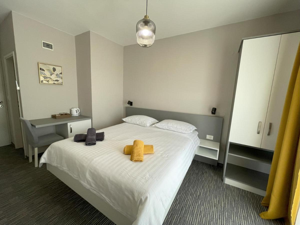 Double Room with Private Bathroom photo 1