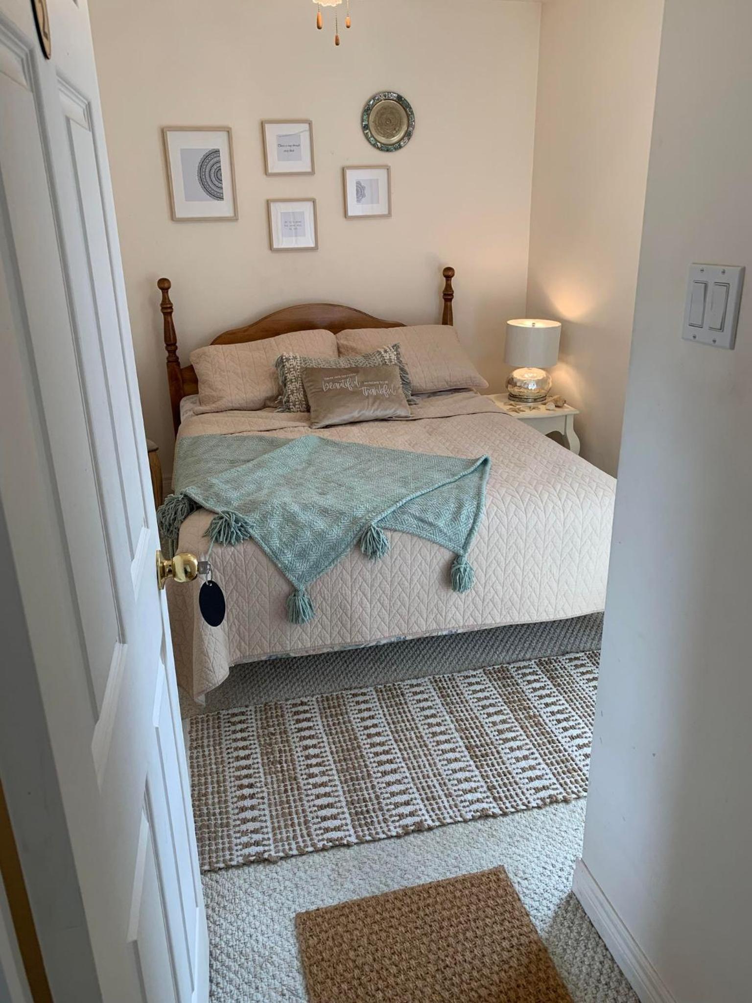 Queen Room with Shared Bathroom photo 1