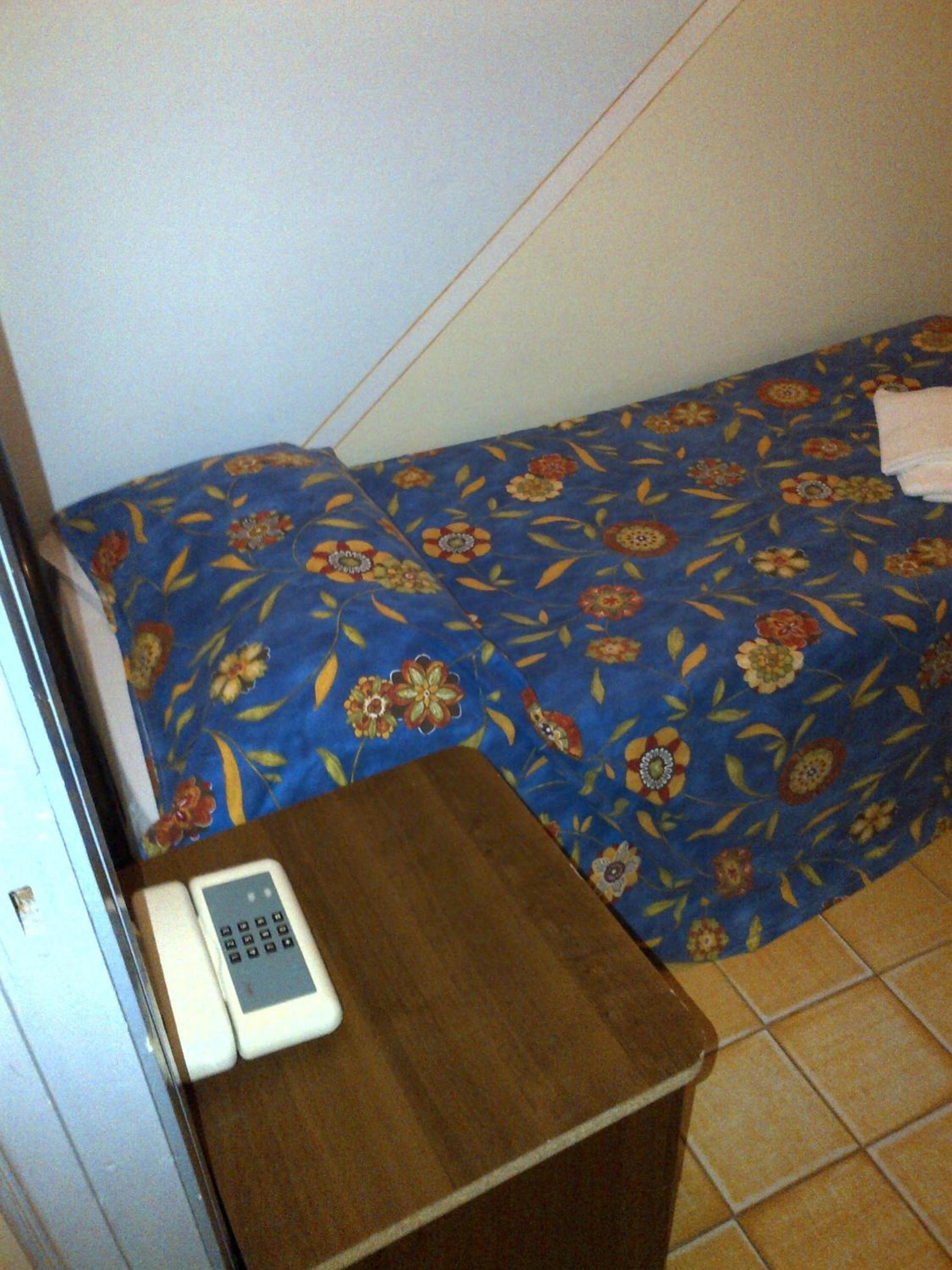 Single Room with Private Bathroom photo 2
