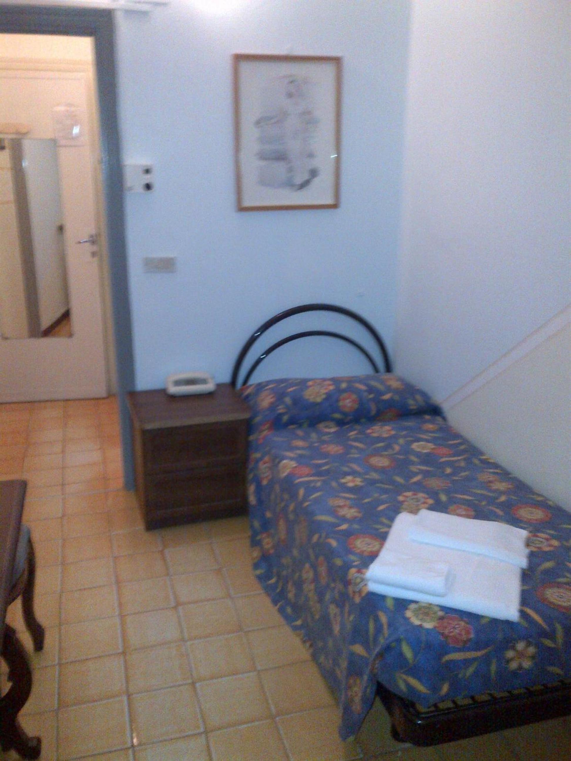 Single Room with Private Bathroom photo 2