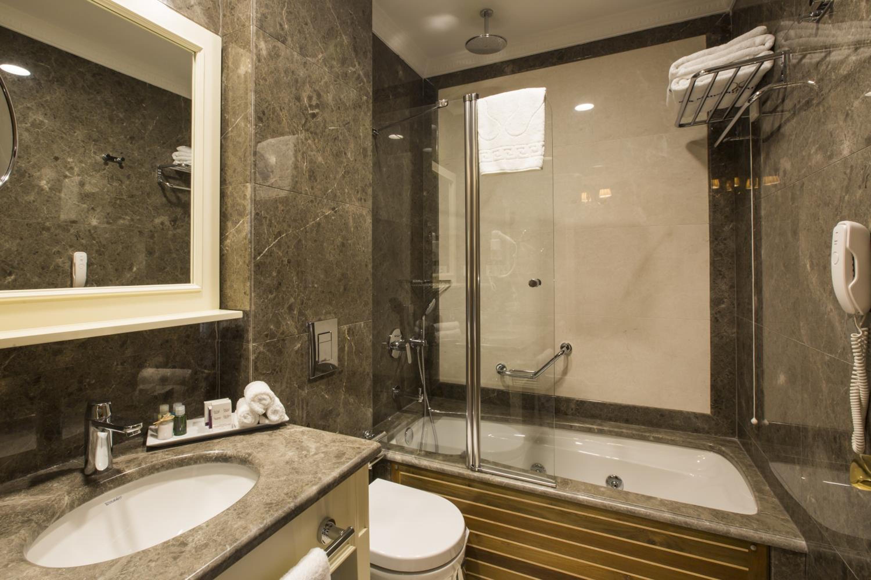 Deluxe Suite Sea and Bucoleon Palace View photo 2