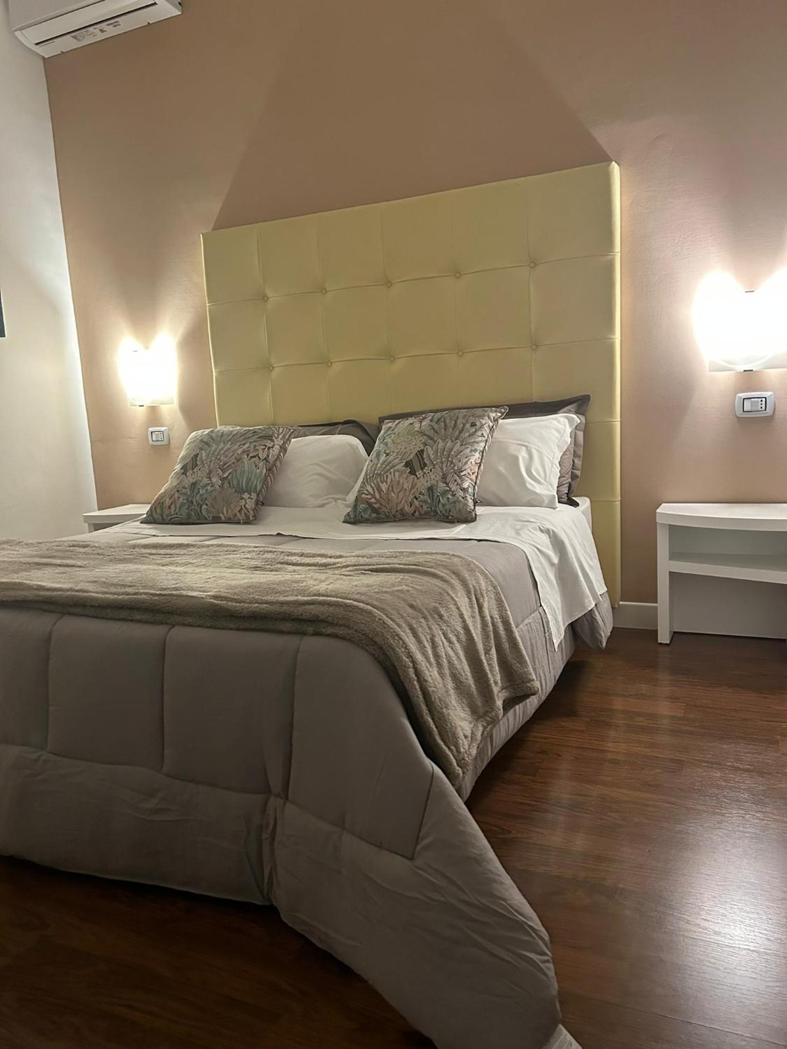 Double Room with Balcony and Private Bathroom - Photo 8