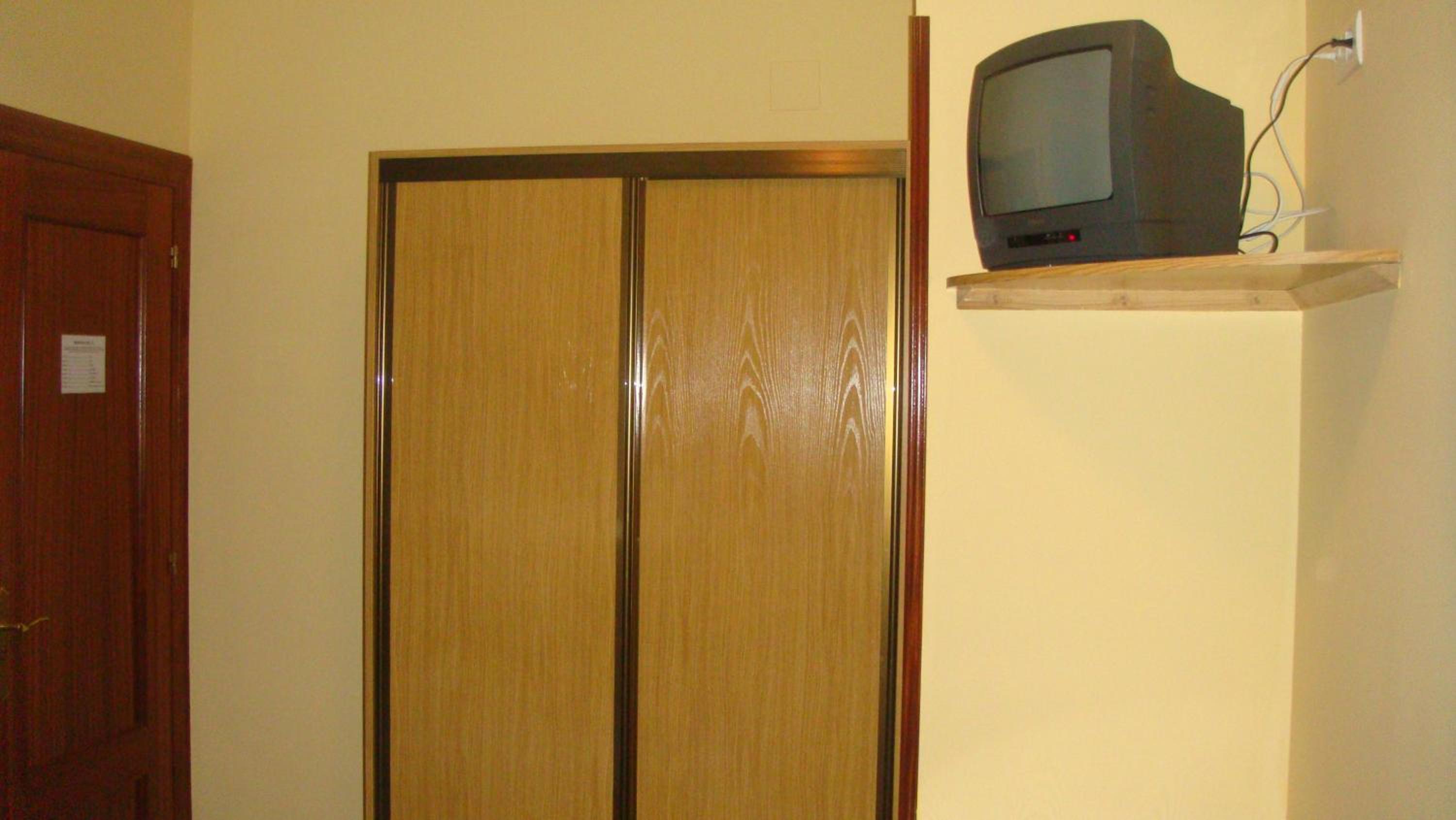 Twin Room with Private Bathroom photo 2