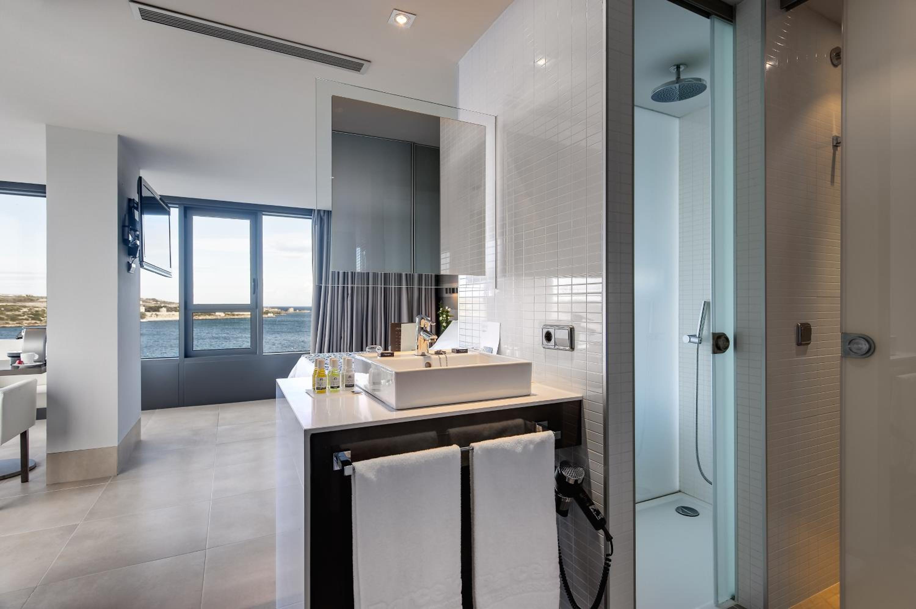 Deluxe Double or Twin Room with Sea View photo 3