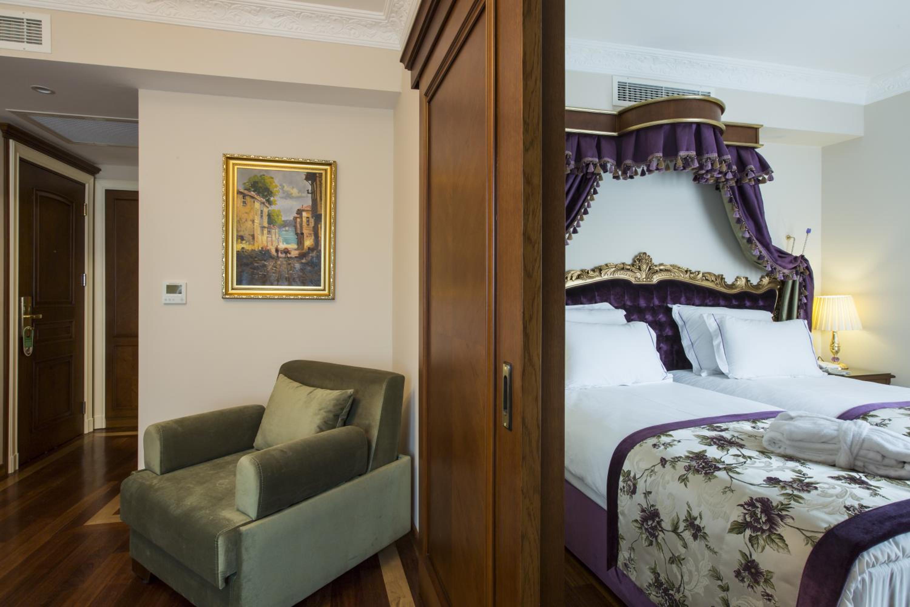 Family Suite Sea or City View photo 1