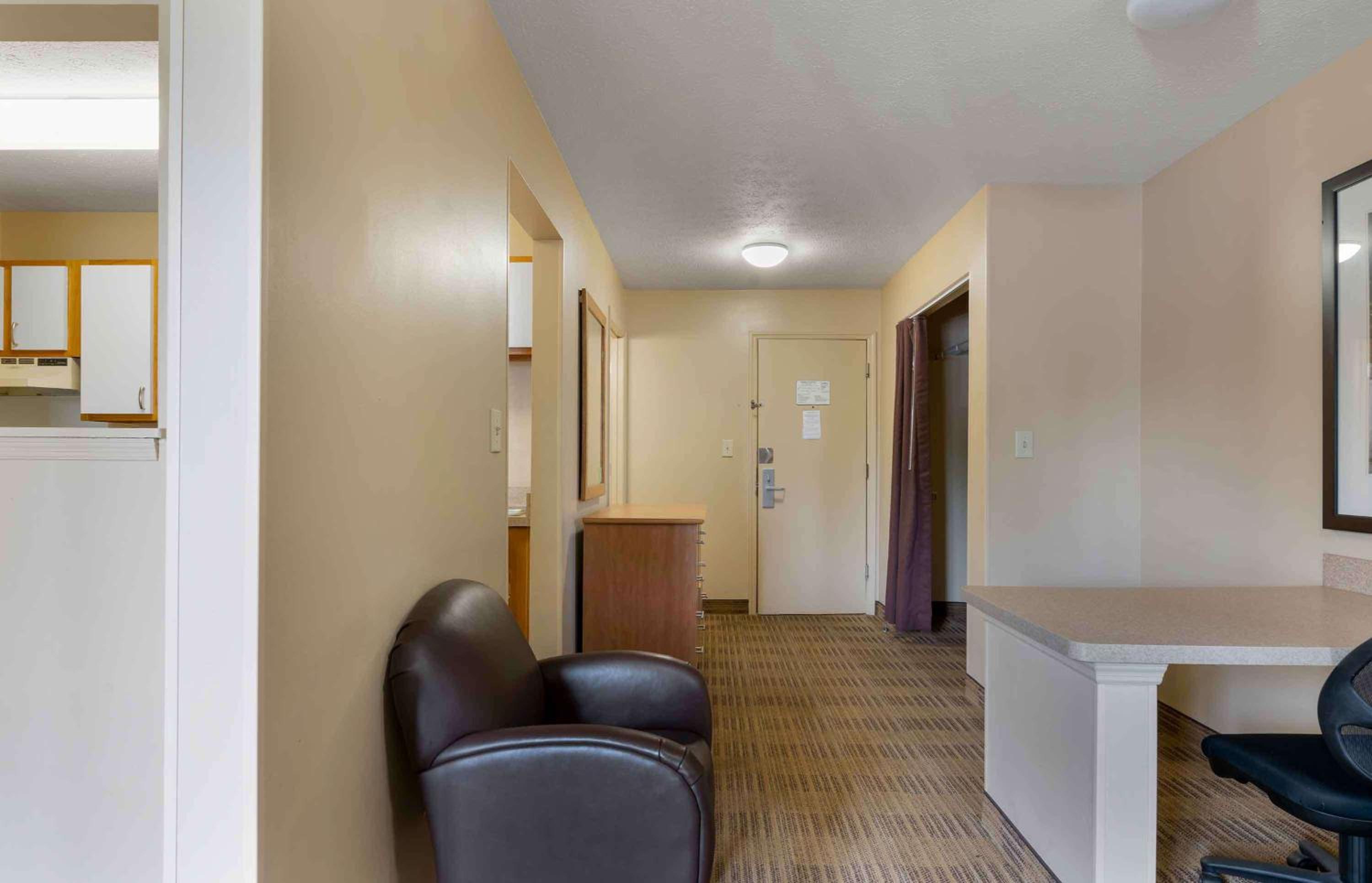 Efficiency Queen Room - Non-smoking - Photo 1