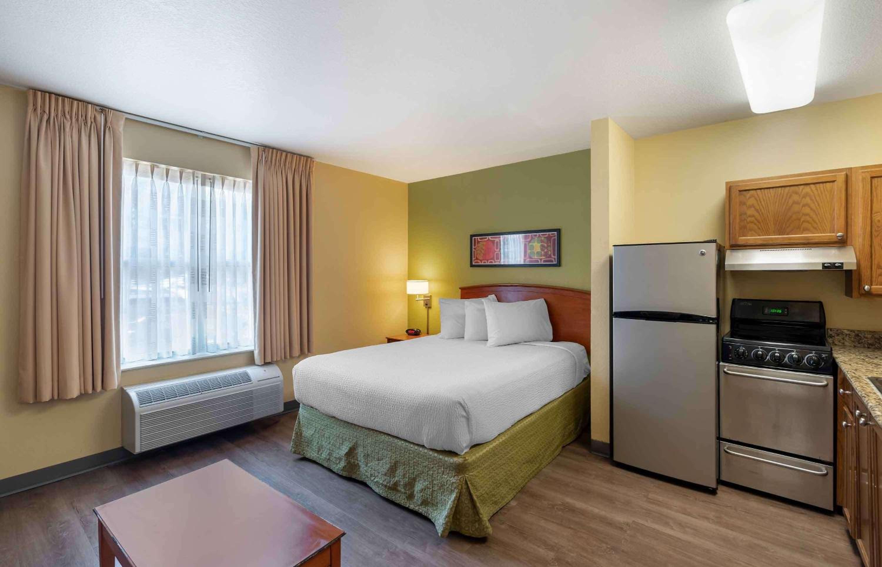 Deluxe studio 1 Queen Bed Non-Smoking - Photo 1