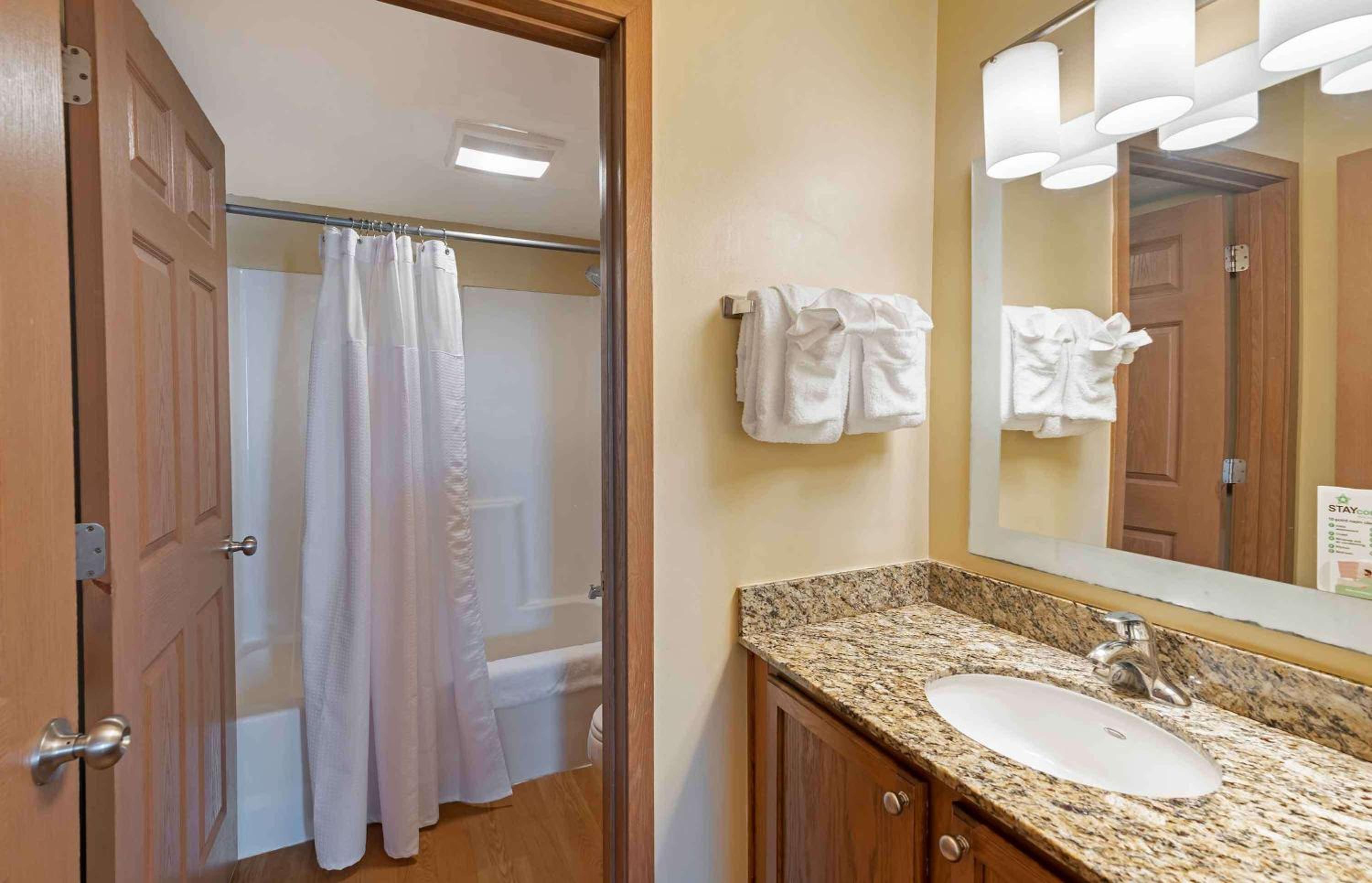2 Bedroom Suite 2 Queen Beds Non-Smoking - Photo 11