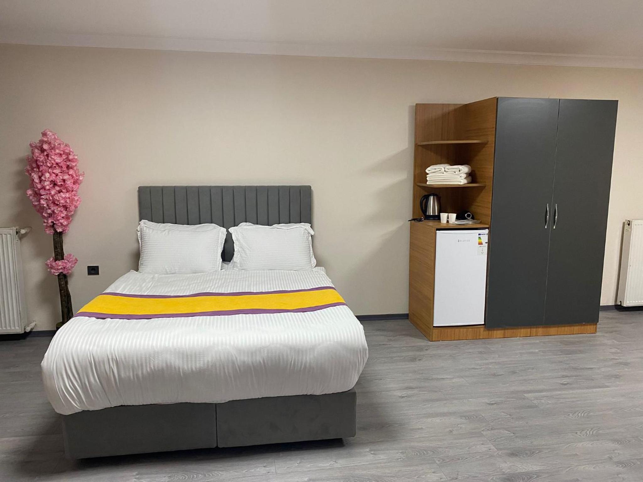 Large Double Room - Photo 1